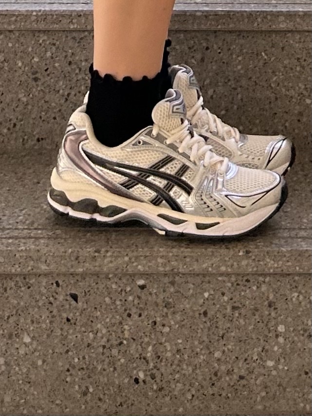 Asics Gel-Kayano 14 Cream Black, COS Quilted Mini Bag Black 착용 스타일 - 4