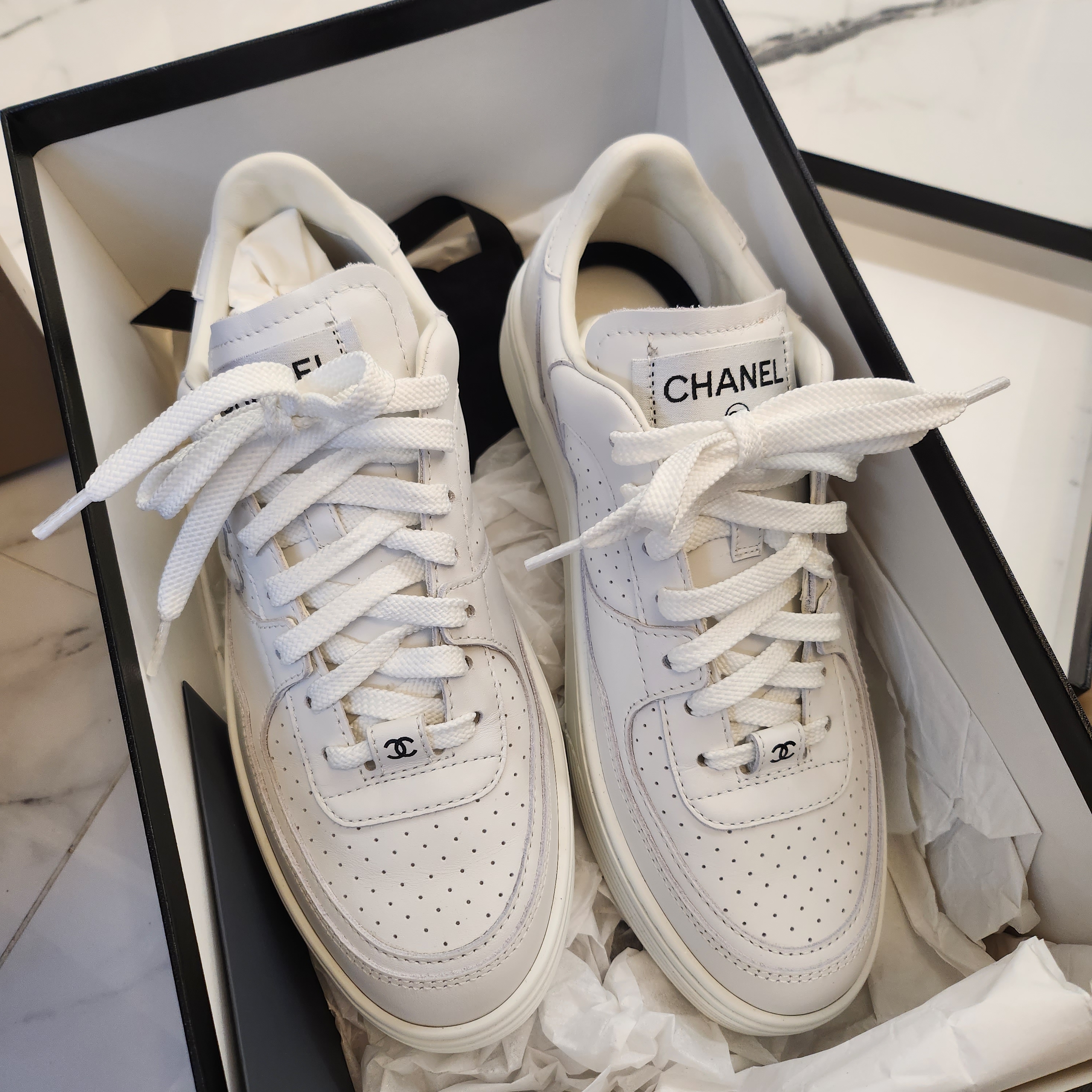 (W) Chanel Sneakers Calfskin & White 착용 스타일