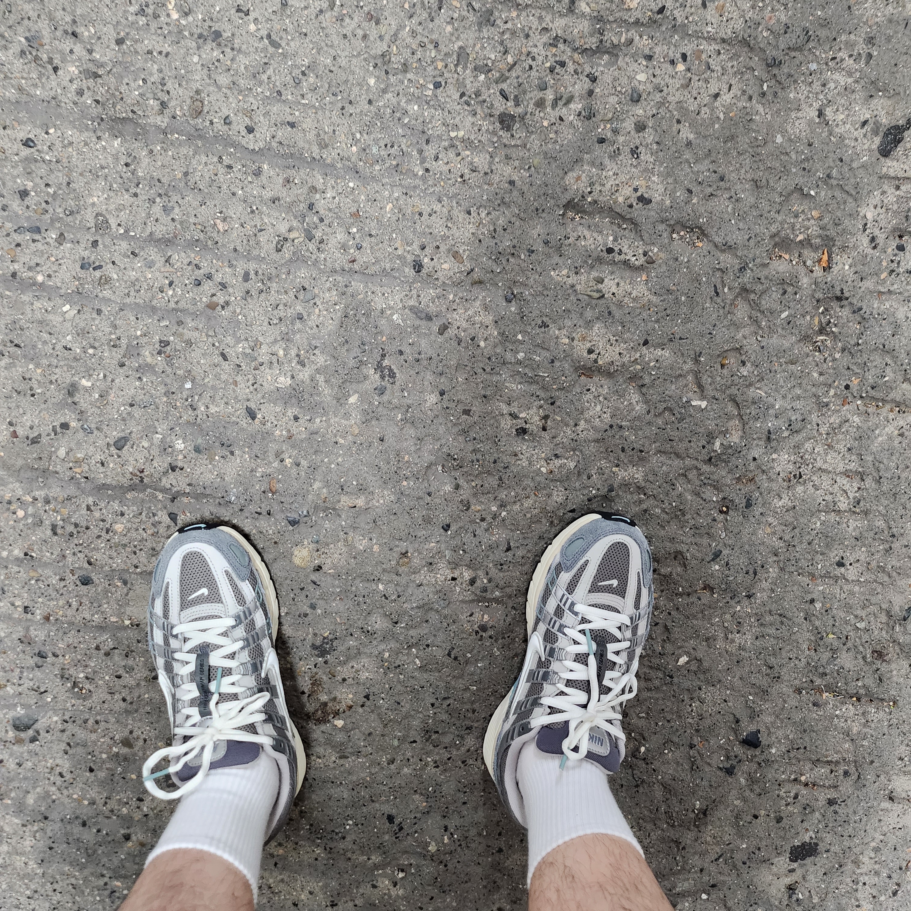 Nike P-6000 Flat Pewter Light Iron Ore 착용 스타일