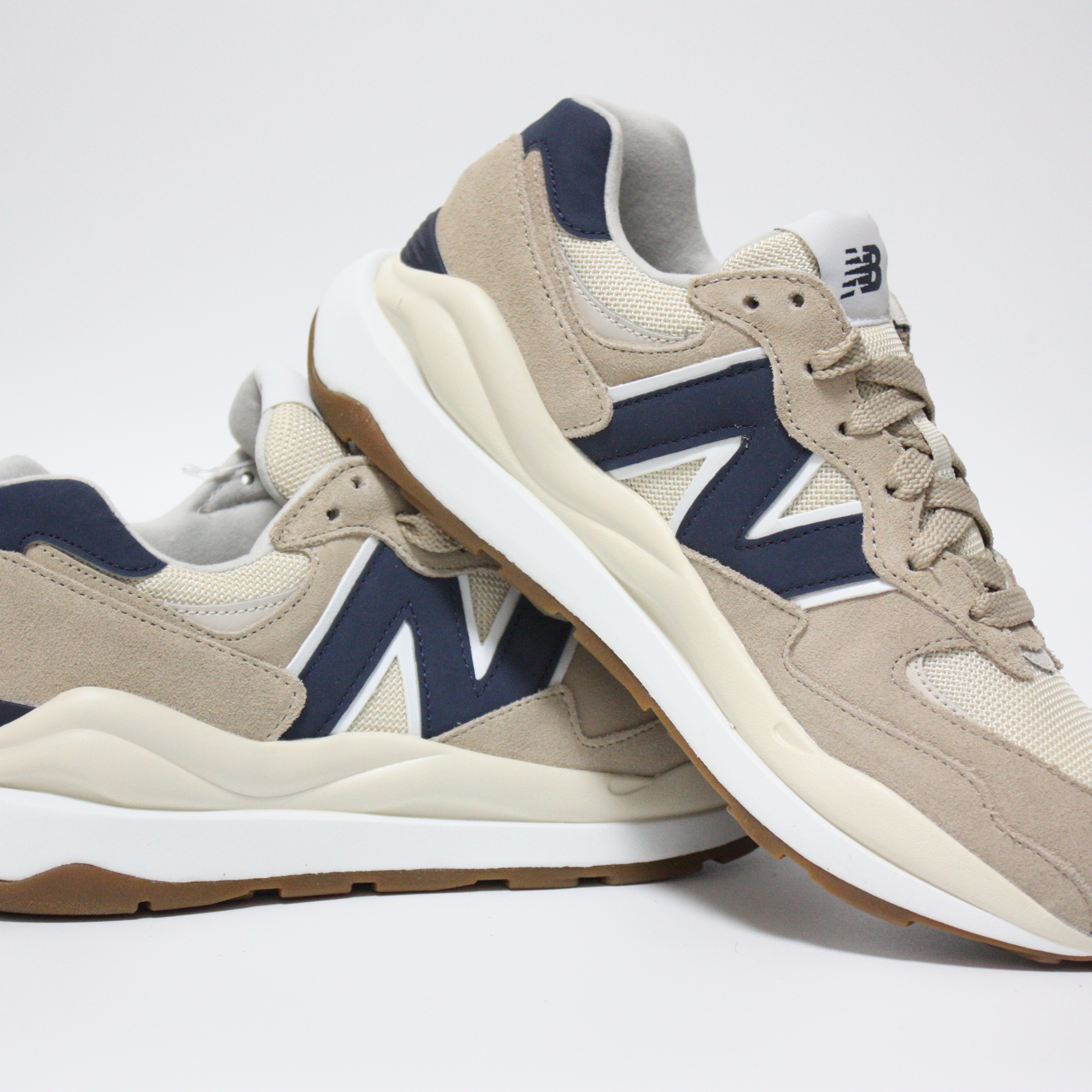 New Balance 5740 Brown Navy 착용 스타일 - 2