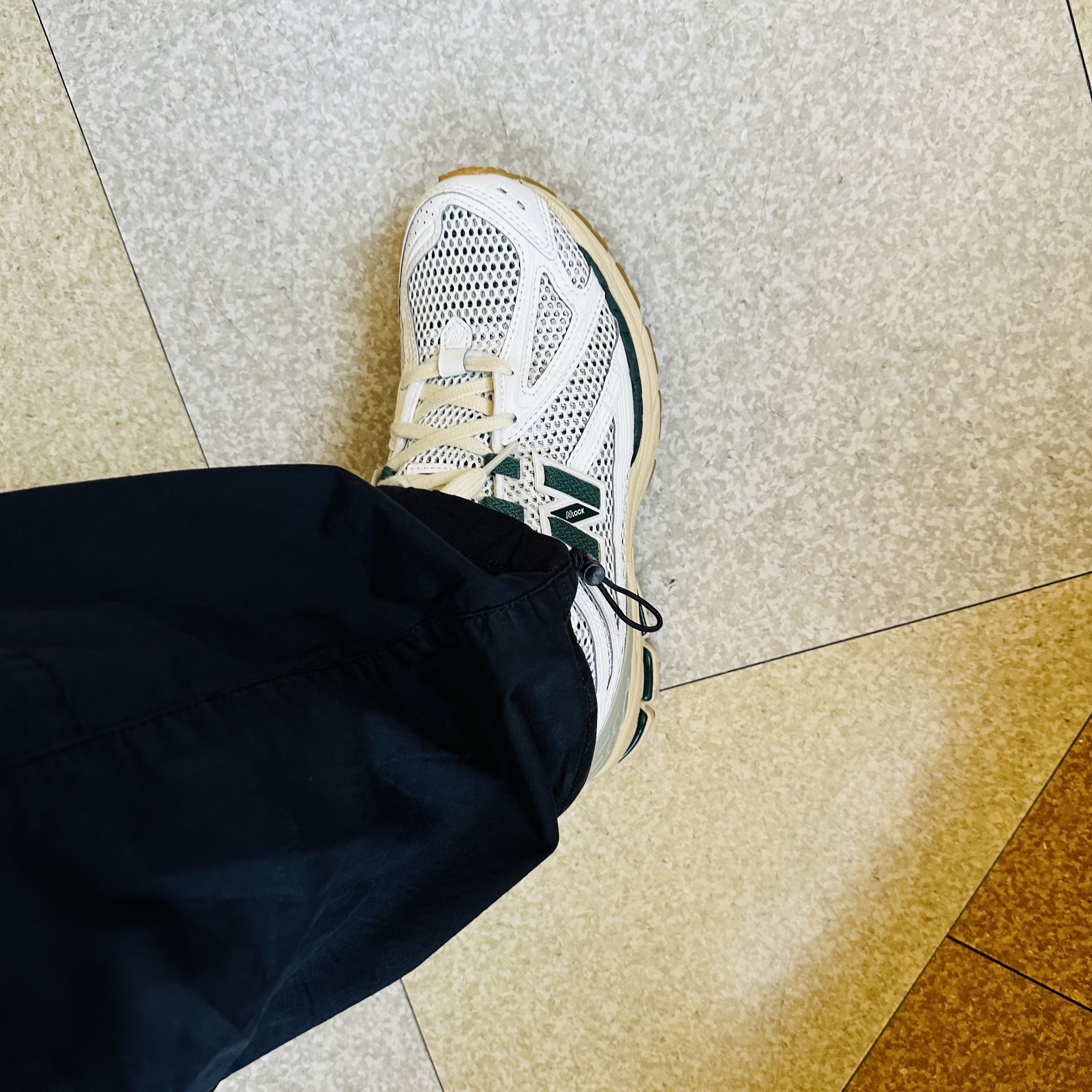 New Balance 1906R Silver Green 착용 스타일 - 2