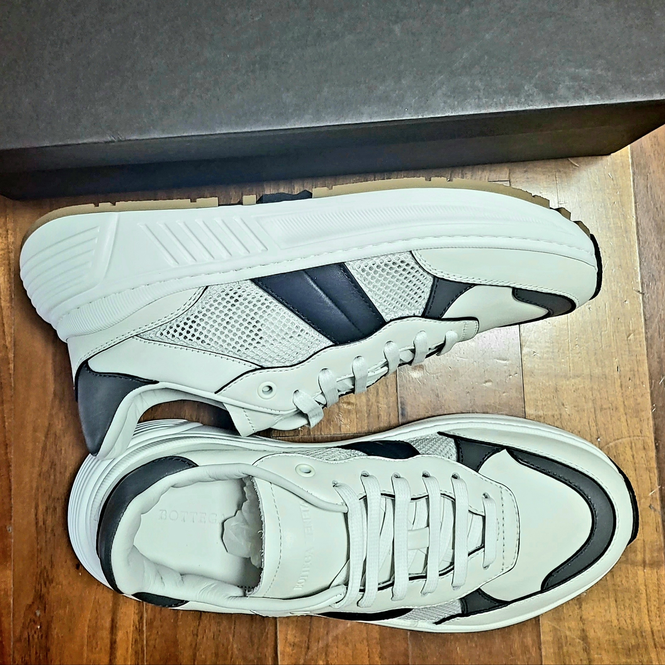 Bottega Veneta Speedster Sneakers in Calf Leather and Mesh White Black 착용 스타일