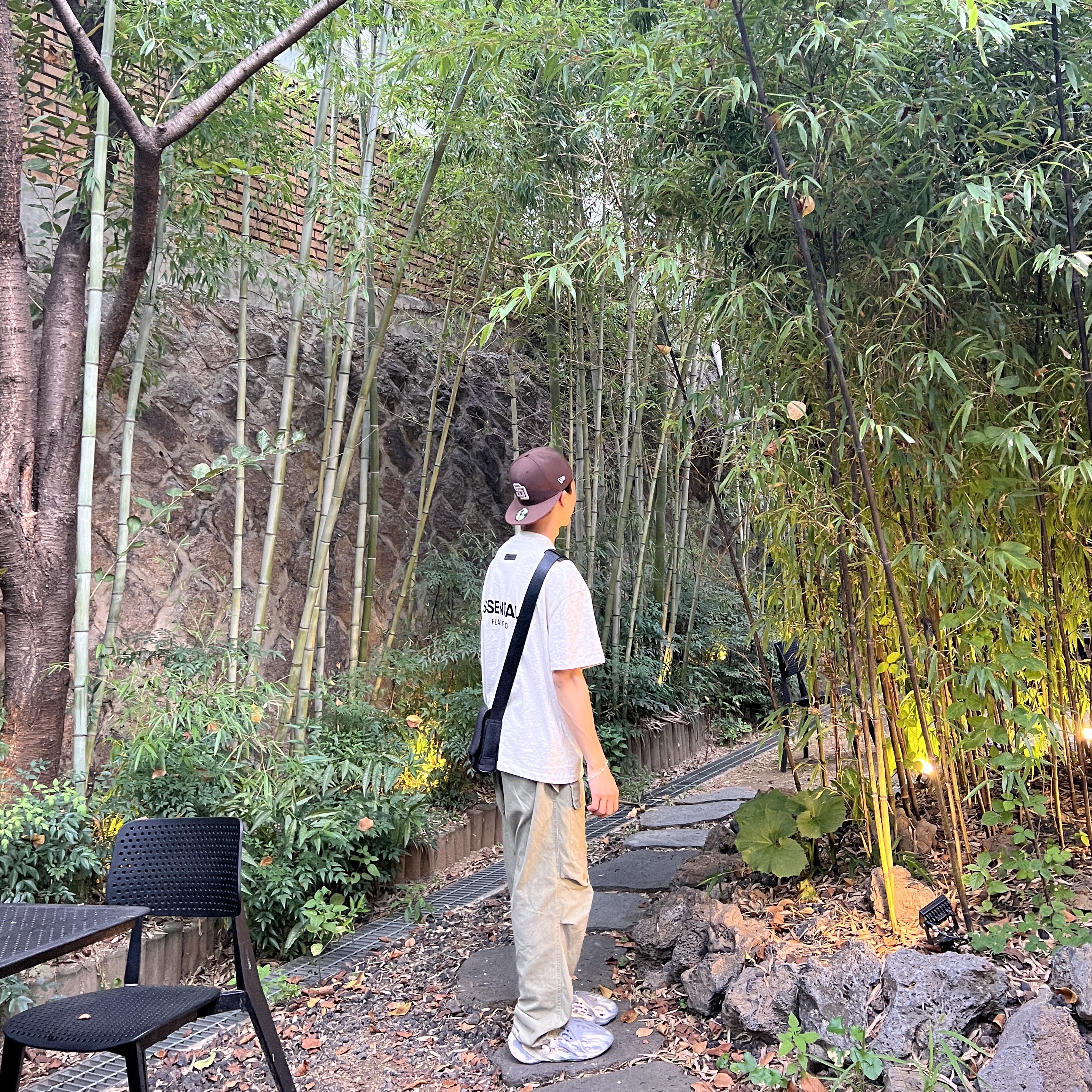 Adidas Yeezy Foam RNNR MXT Moon Gray, Essentials The Core Collection T-Shirt Light Oatmeal 착용 스타일