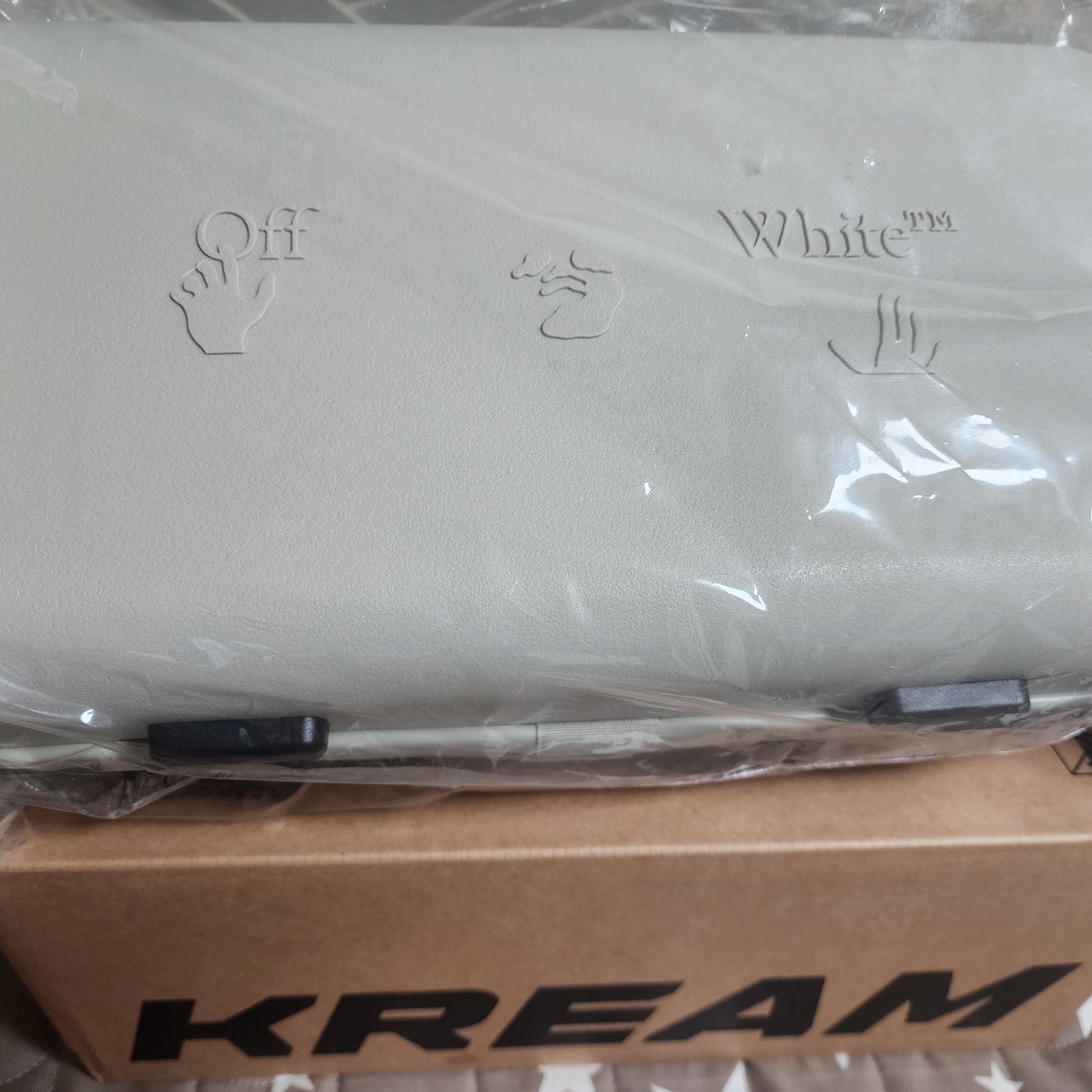 Off-White x Amore Pacific Protection Box (Without Cosmetics) 착용 스타일