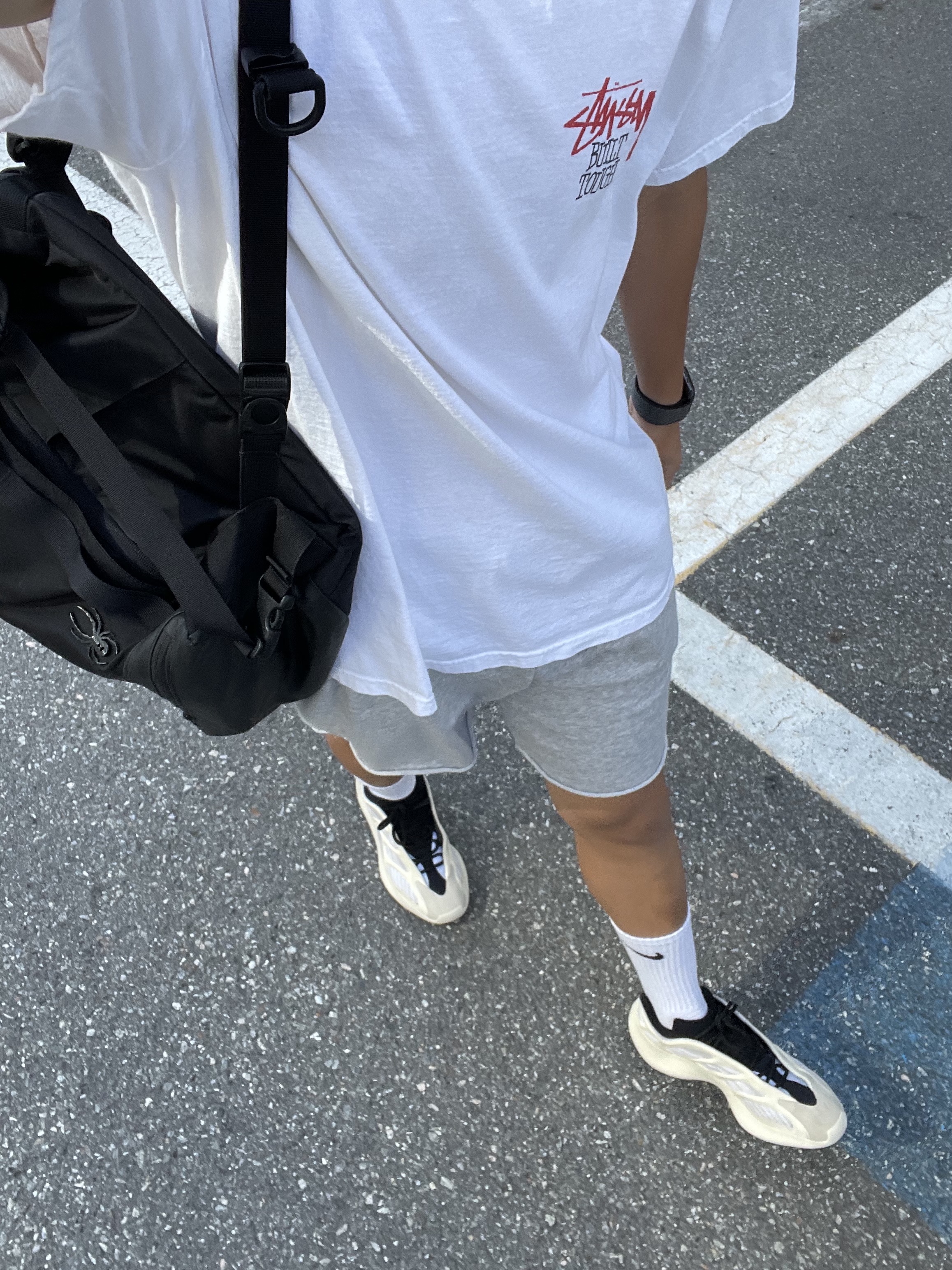 Stussy Built Tough T-Shirt White, Adidas Yeezy 700 V3 Azael 2022/2023 착용 스타일 - 1