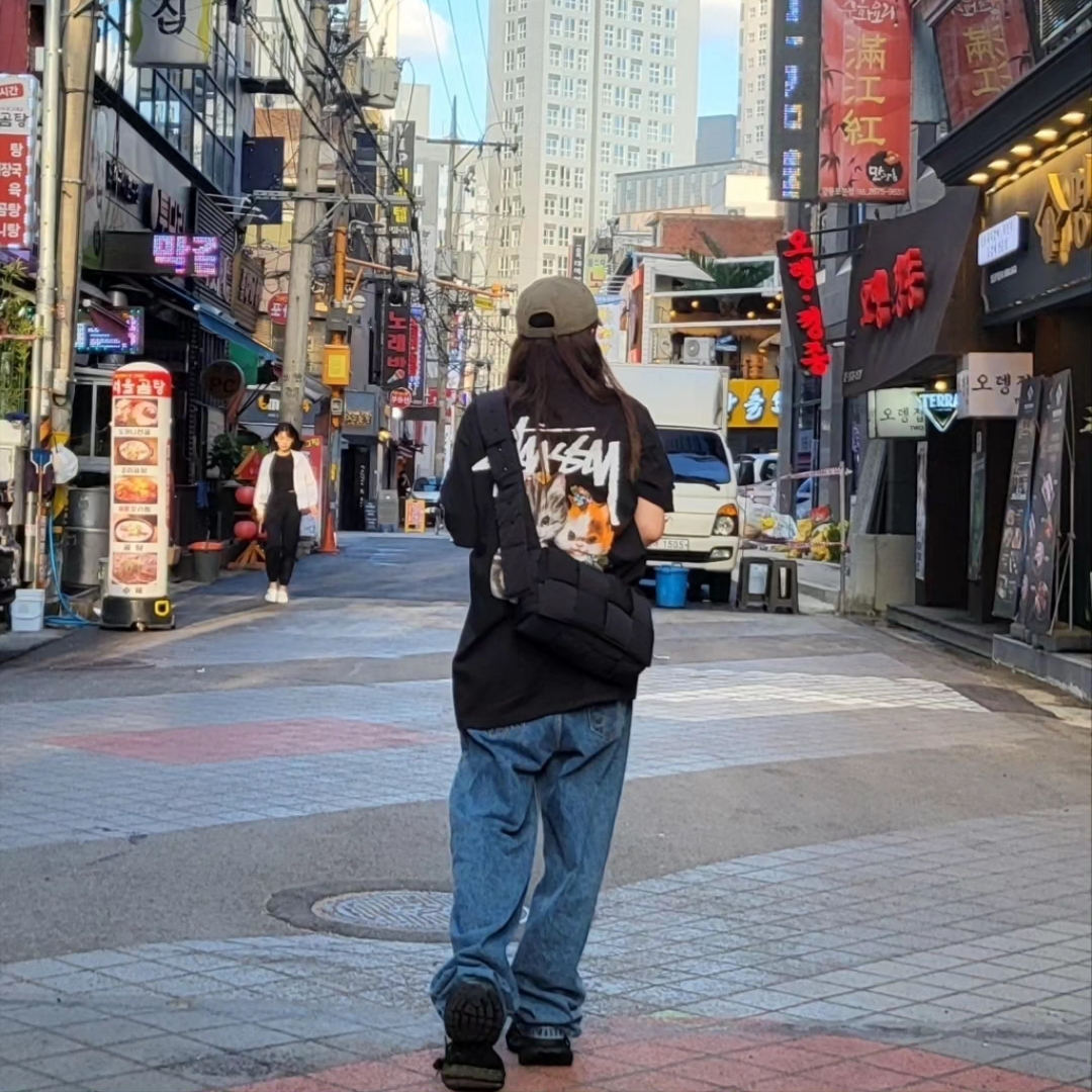 Stussy Kittens T-Shirt Black, Balenciaga Political Campaign Destroyed Cap Khaki 착용 스타일