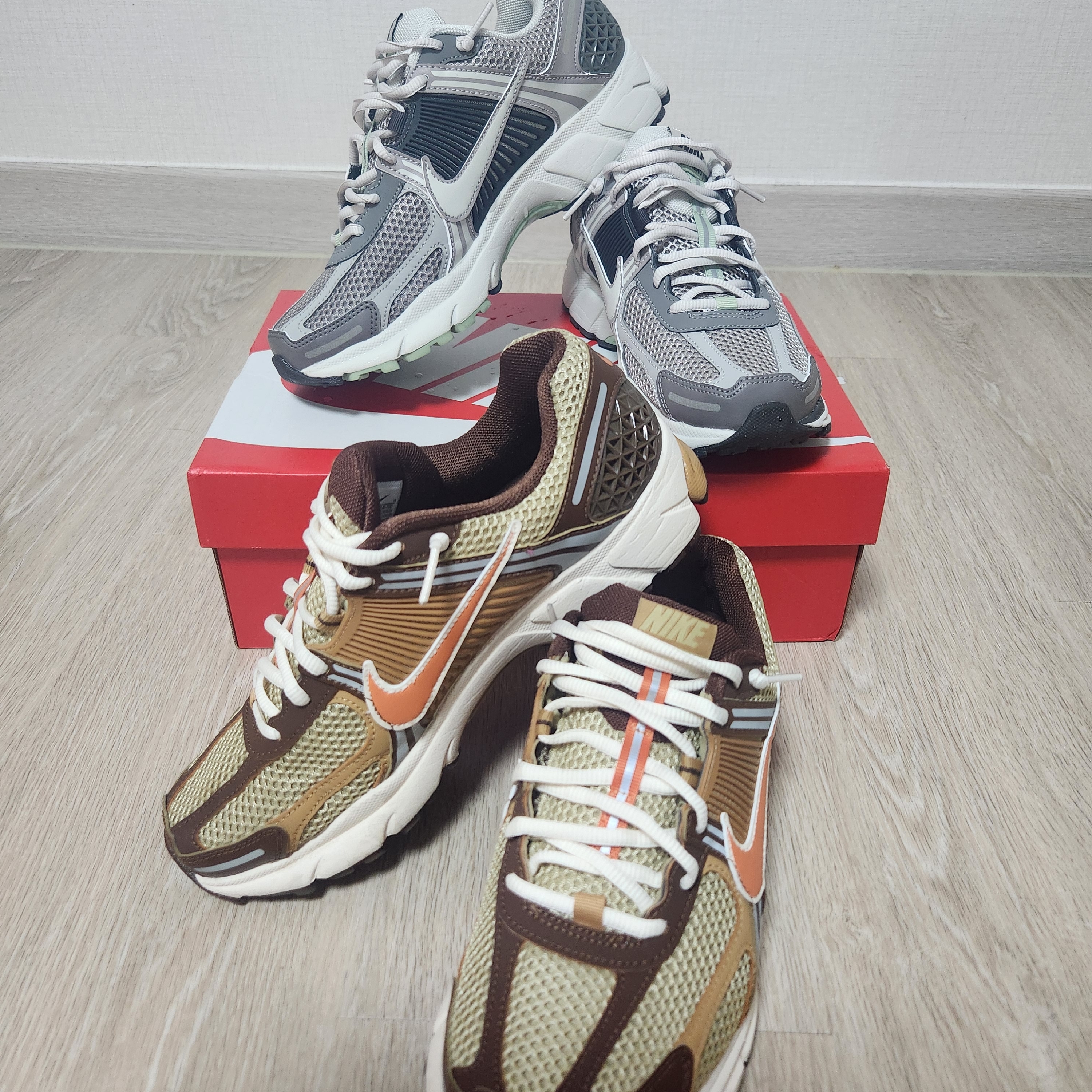 (W) Nike Zoom Vomero 5 Cobblestone and Flat Pewter, Nike Zoom Vomero 5 Wheat Grass and Cacao Wow 착용 스타일