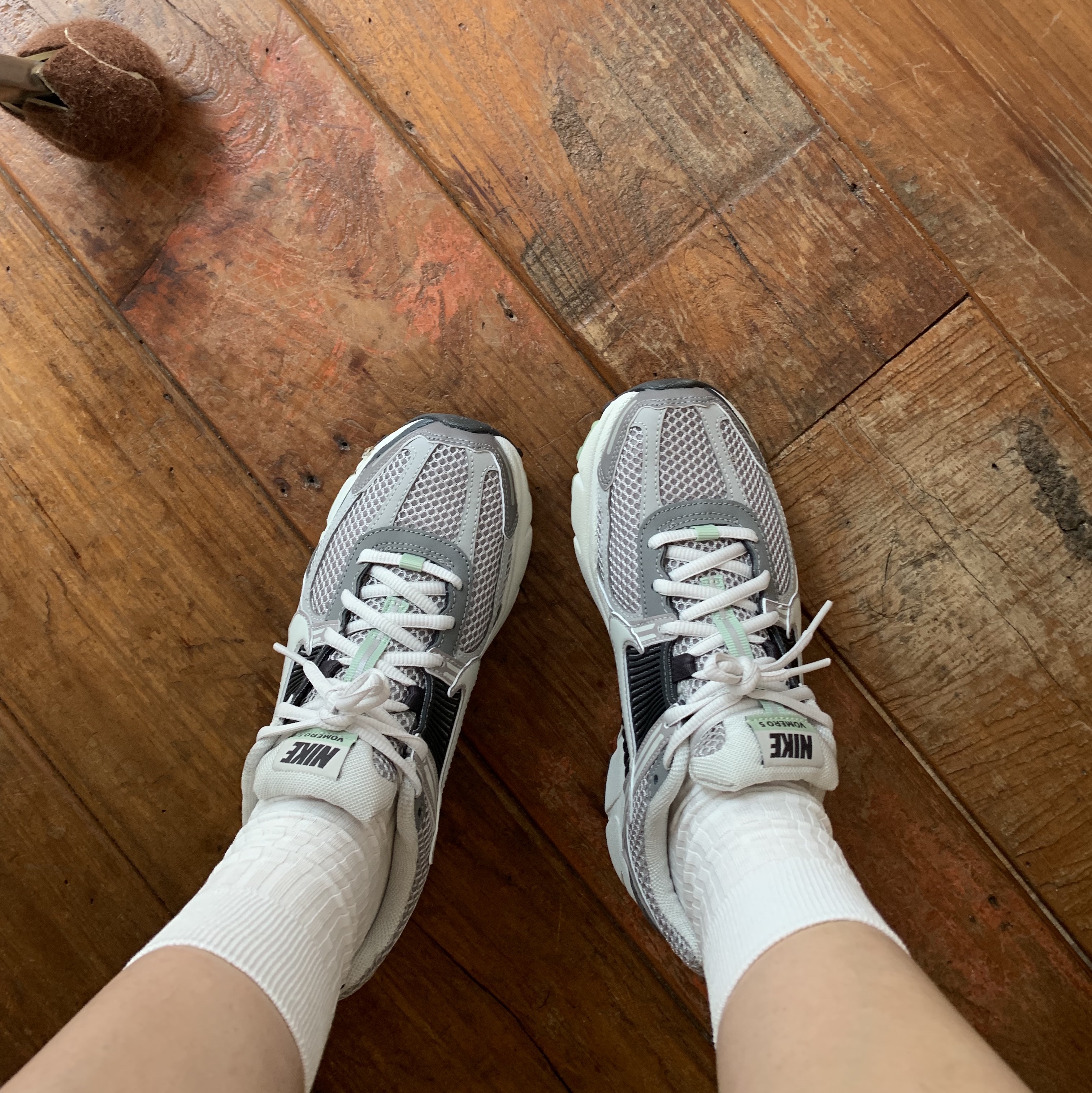 (W) Nike Zoom Vomero 5 Cobblestone and Flat Pewter 착용 스타일