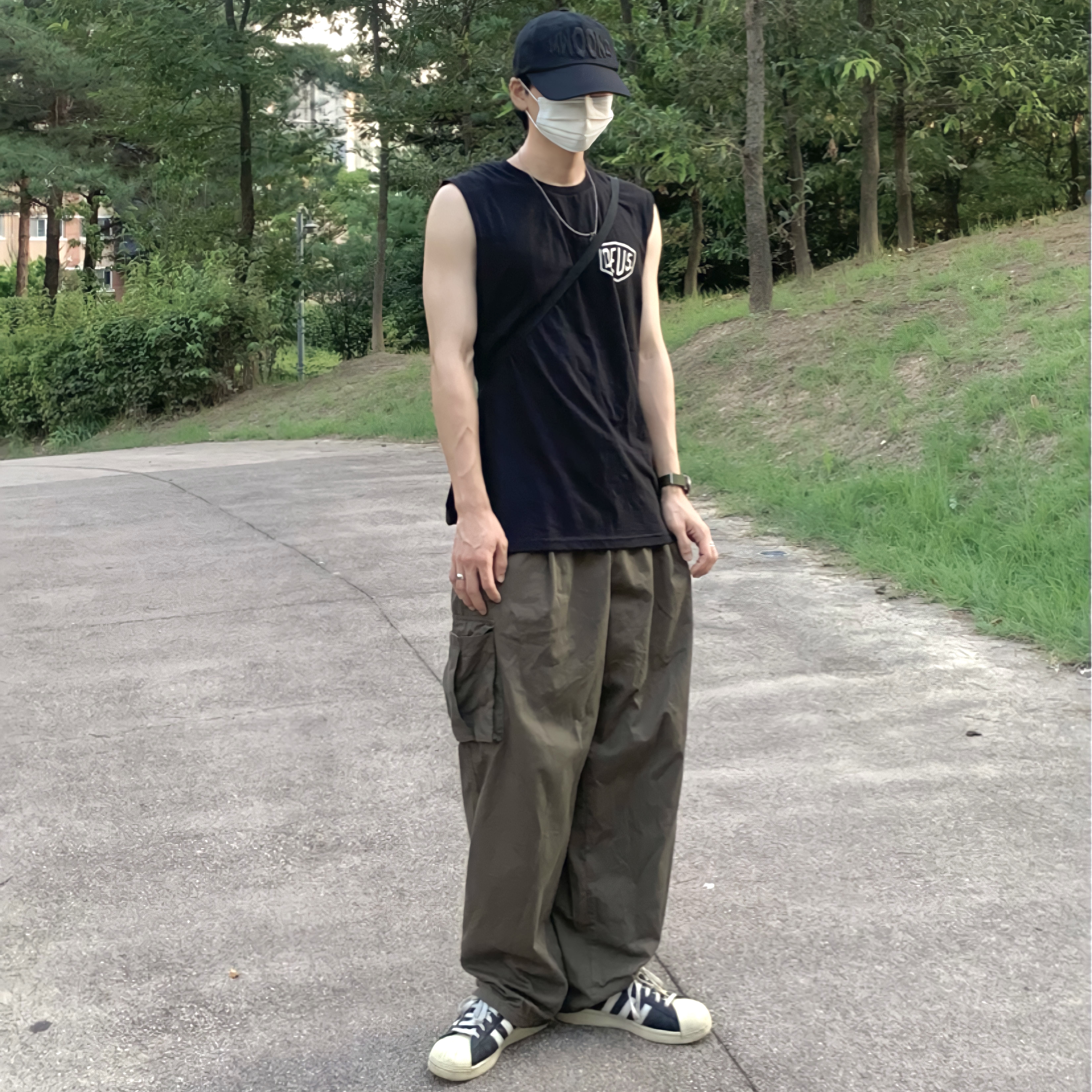 Adidas Superstar Premium Black White 착용 스타일 - 2