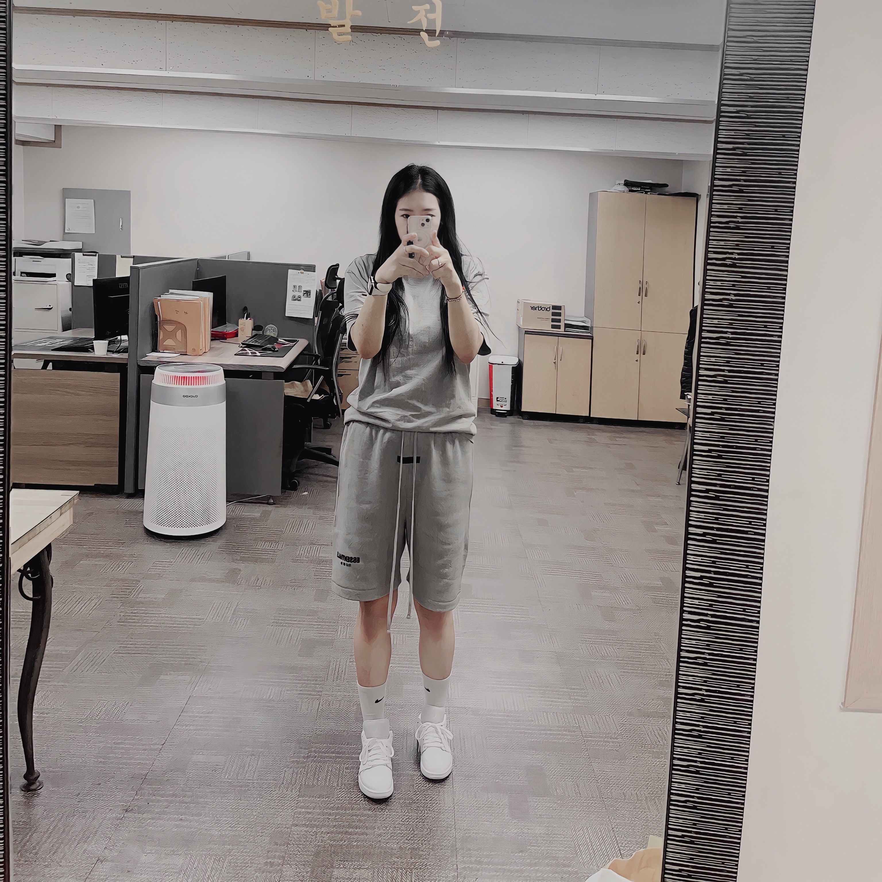 Essentials The Core Collection T-Shirt Dark Oatmeal, Essentials The Core Collection Sweatshorts Dark Oatmeal 착용 스타일