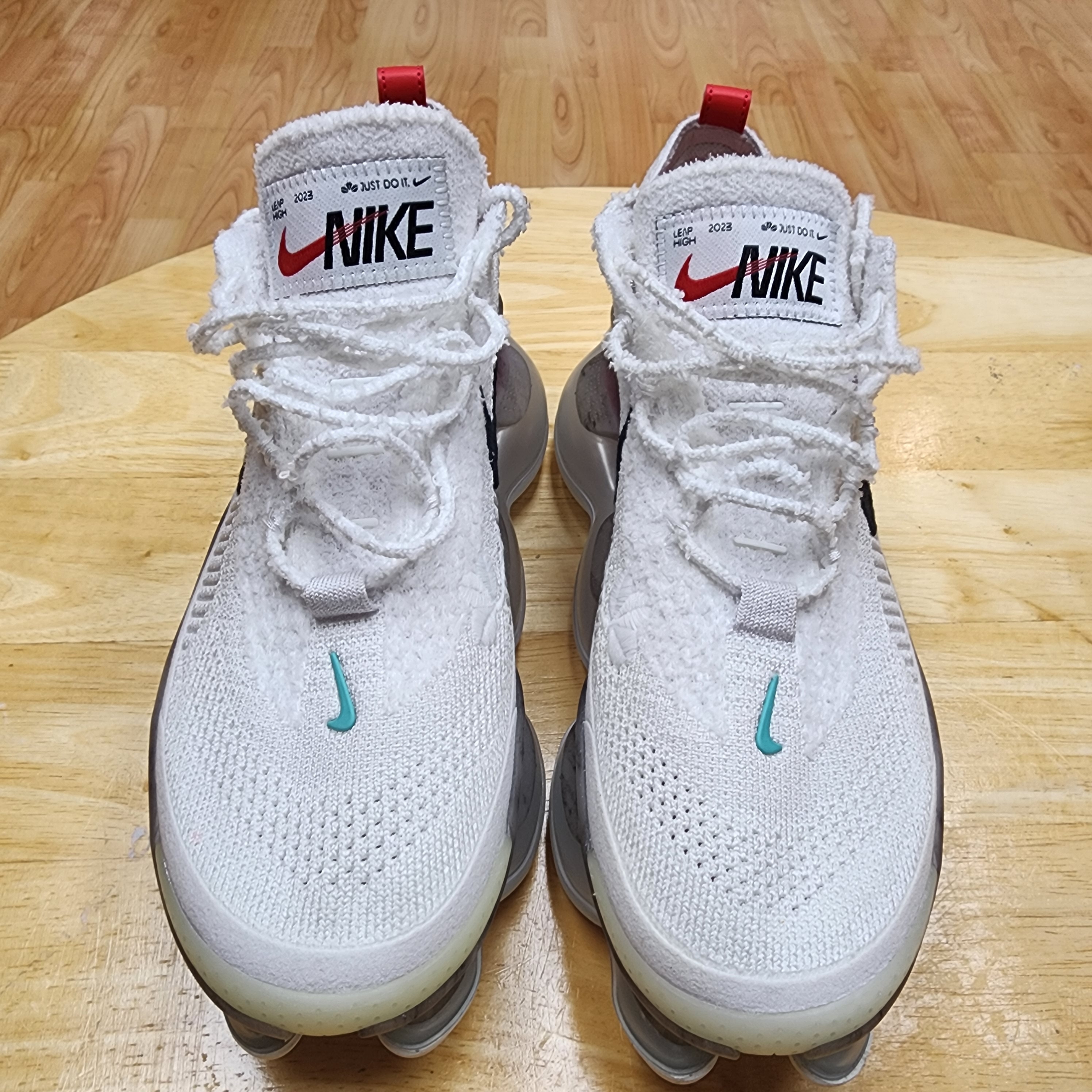 Nike Air Max Scorpion Flyknit Summit White 착용 스타일 - 1