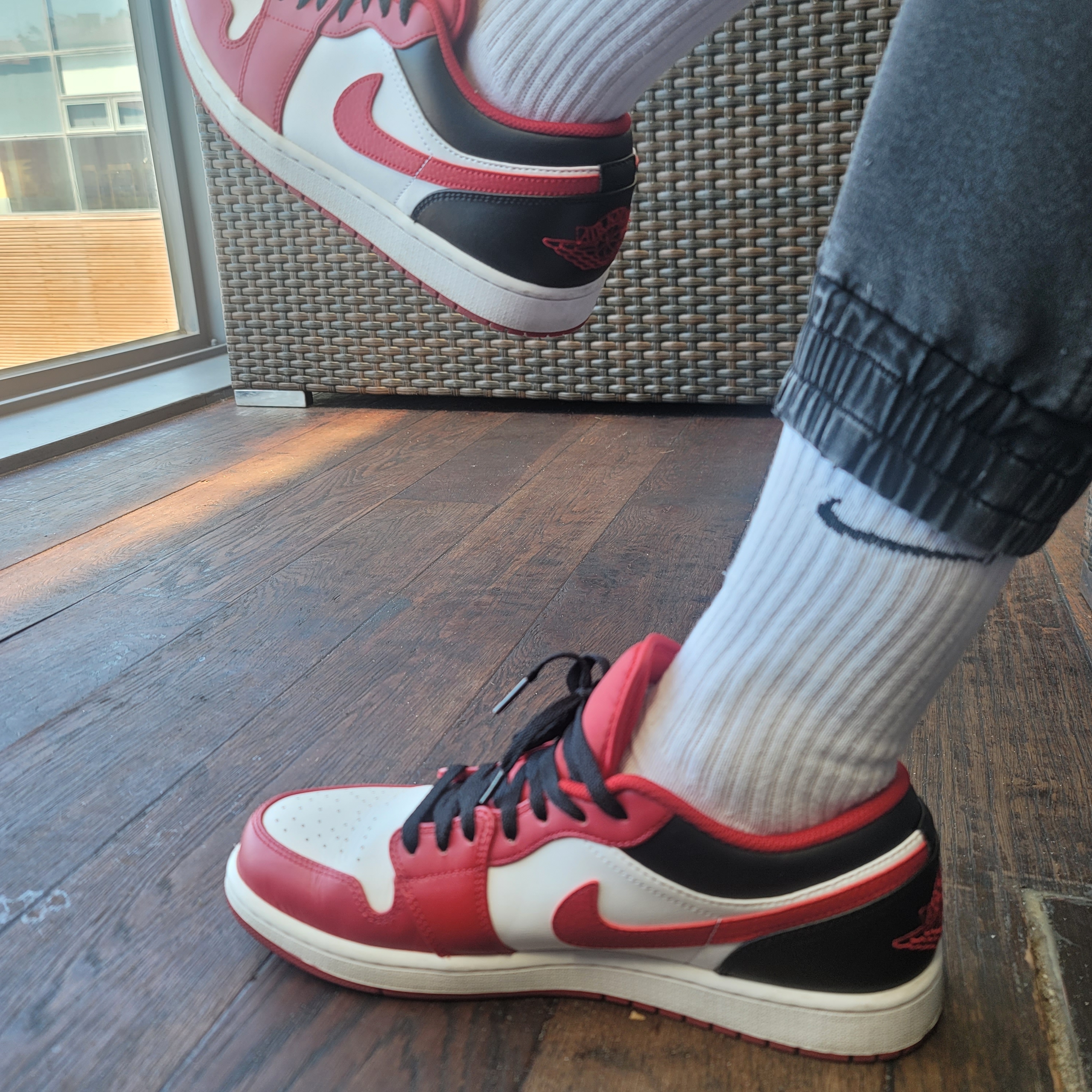 Jordan 1 Low White Gym Red Black 착용 스타일 - 1