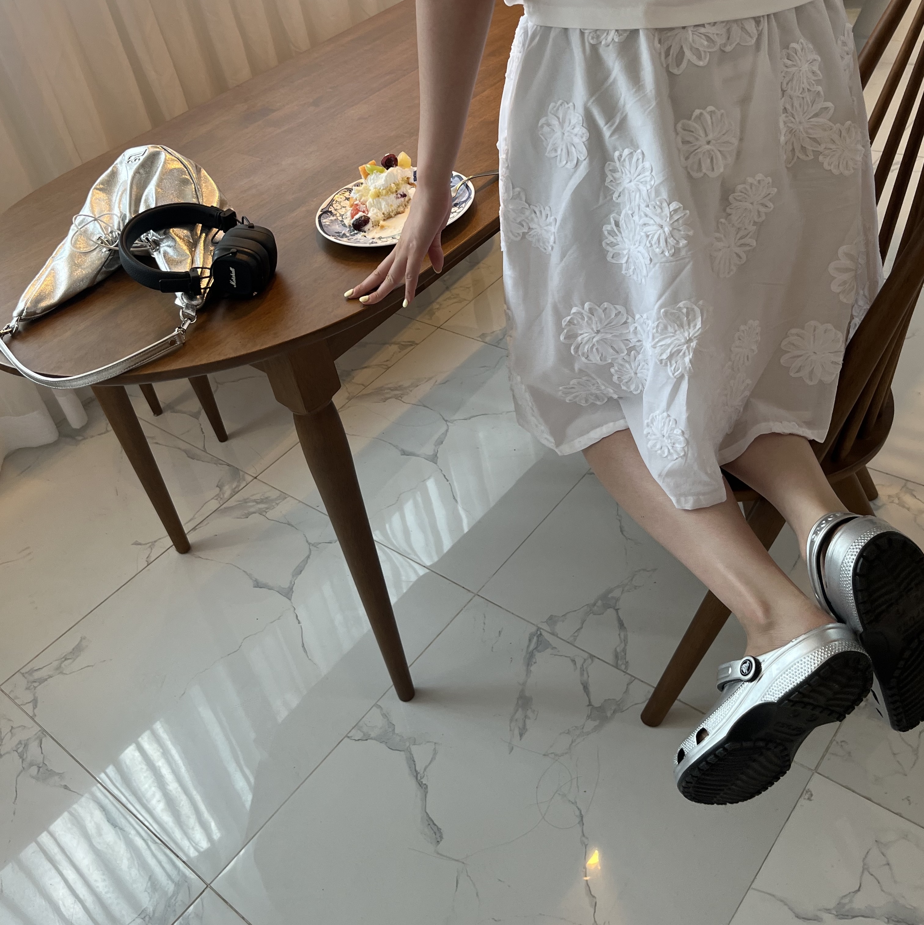 Crocs Classic Metallic Clog Silver, Marshall Major IV Black (Korean Ver.) 착용 스타일 - 2