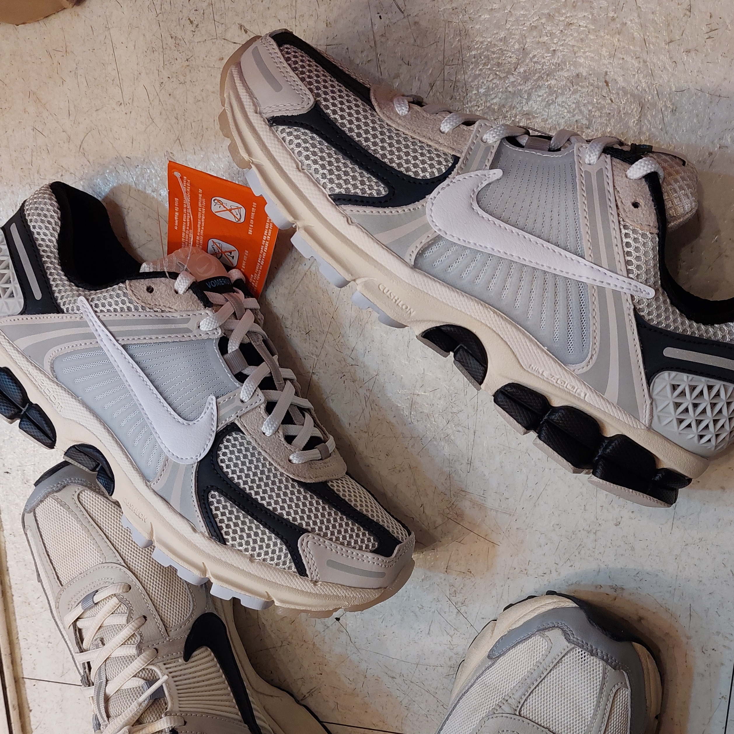 (W) Nike Zoom Vomero 5 Wolf Grey and Black, Nike Zoom Vomero 5 Light Bone and Black 착용 스타일