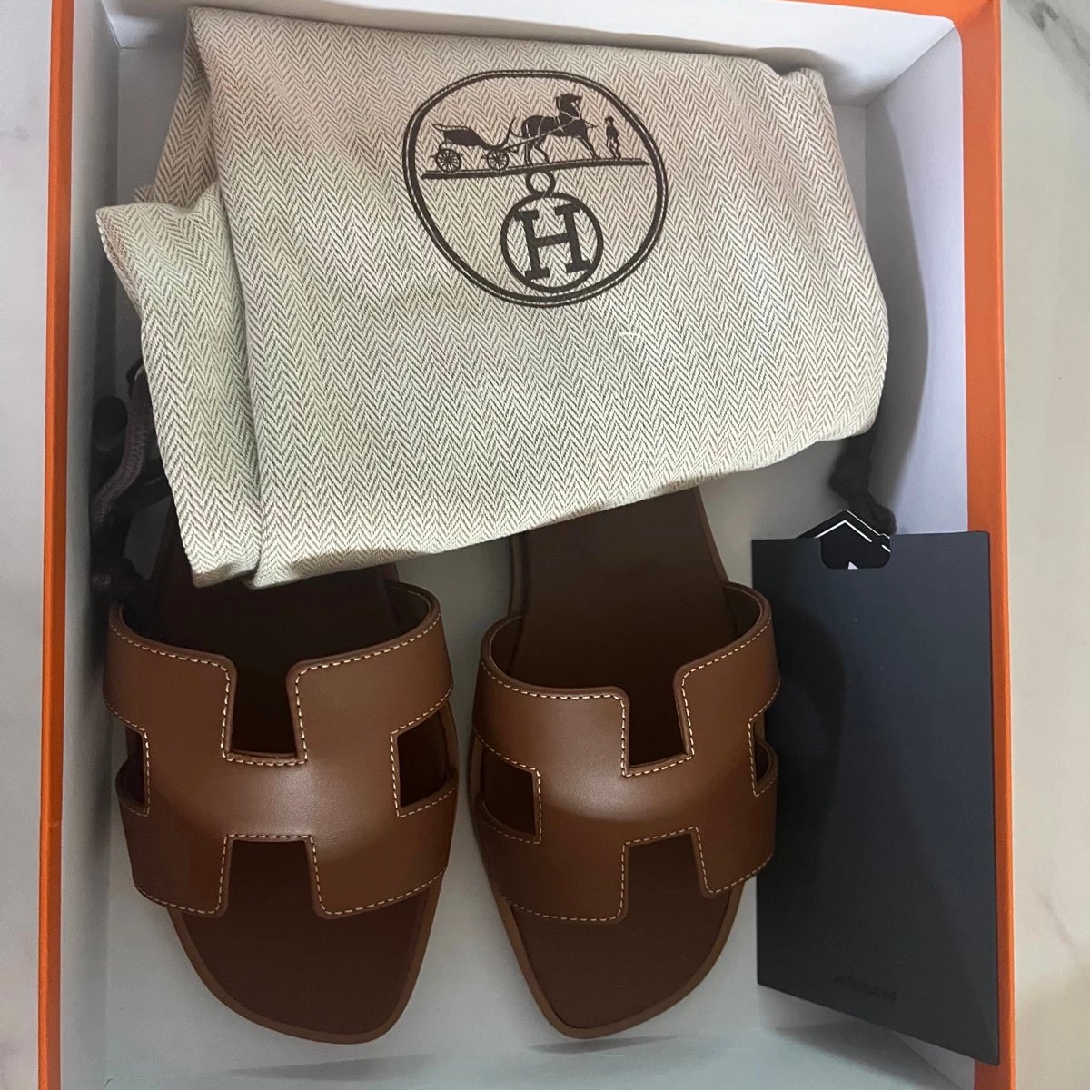 (W) Hermes Oran Sandal Calfskin & Gold Piqures Ecrues 착용 스타일