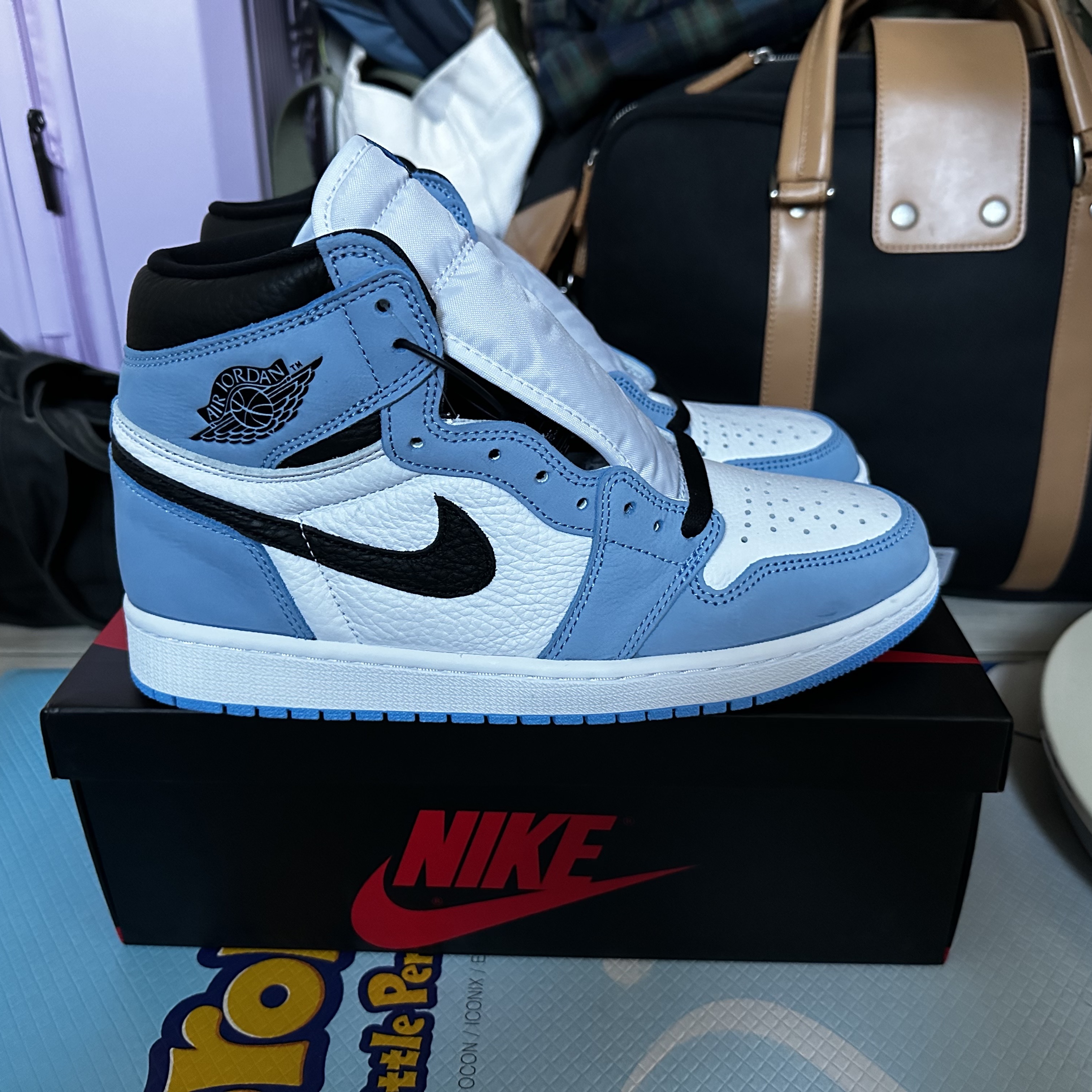 Jordan 1 Retro High OG University Blue 착용 스타일 - 1