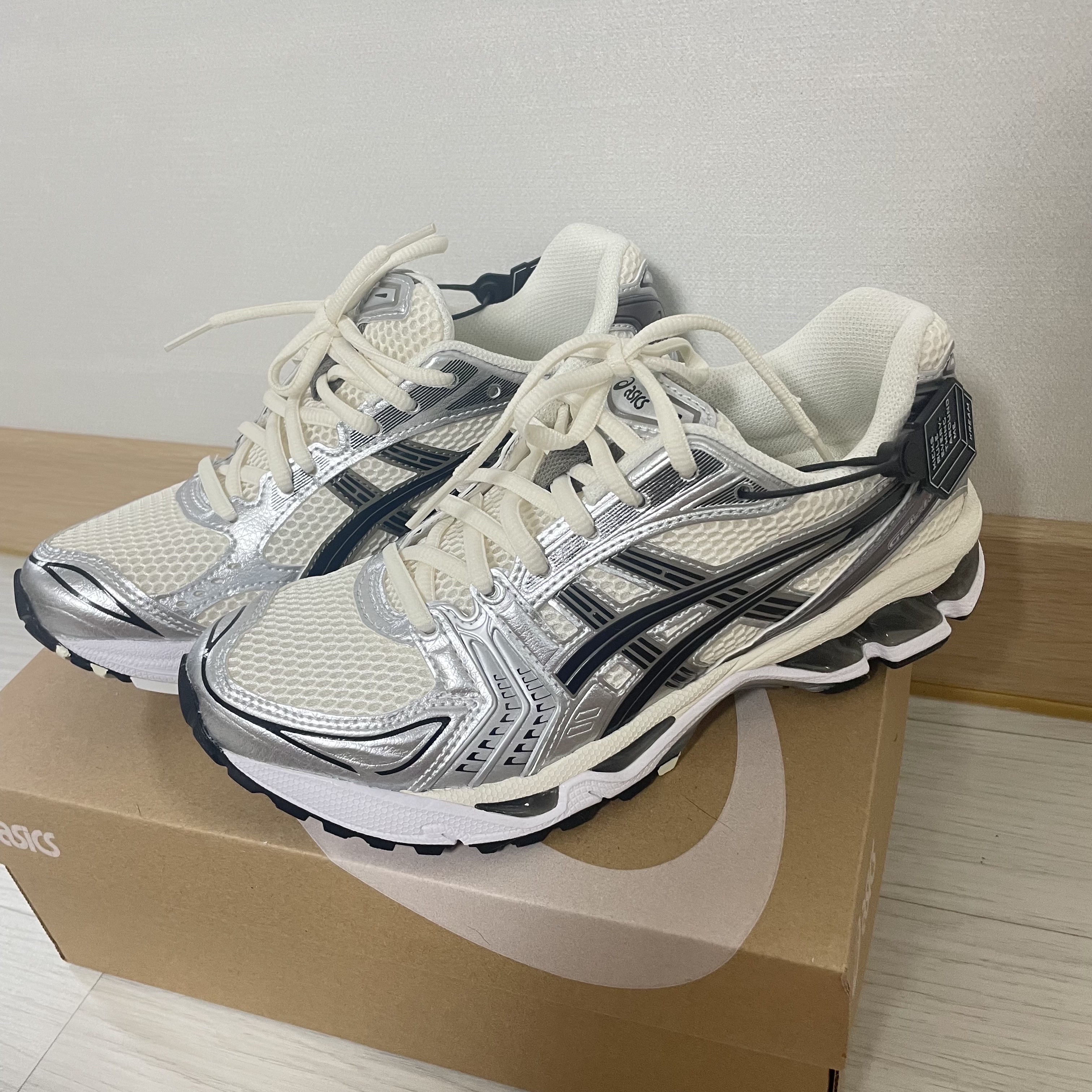 Asics Gel-Kayano 14 Cream Black 착용 스타일