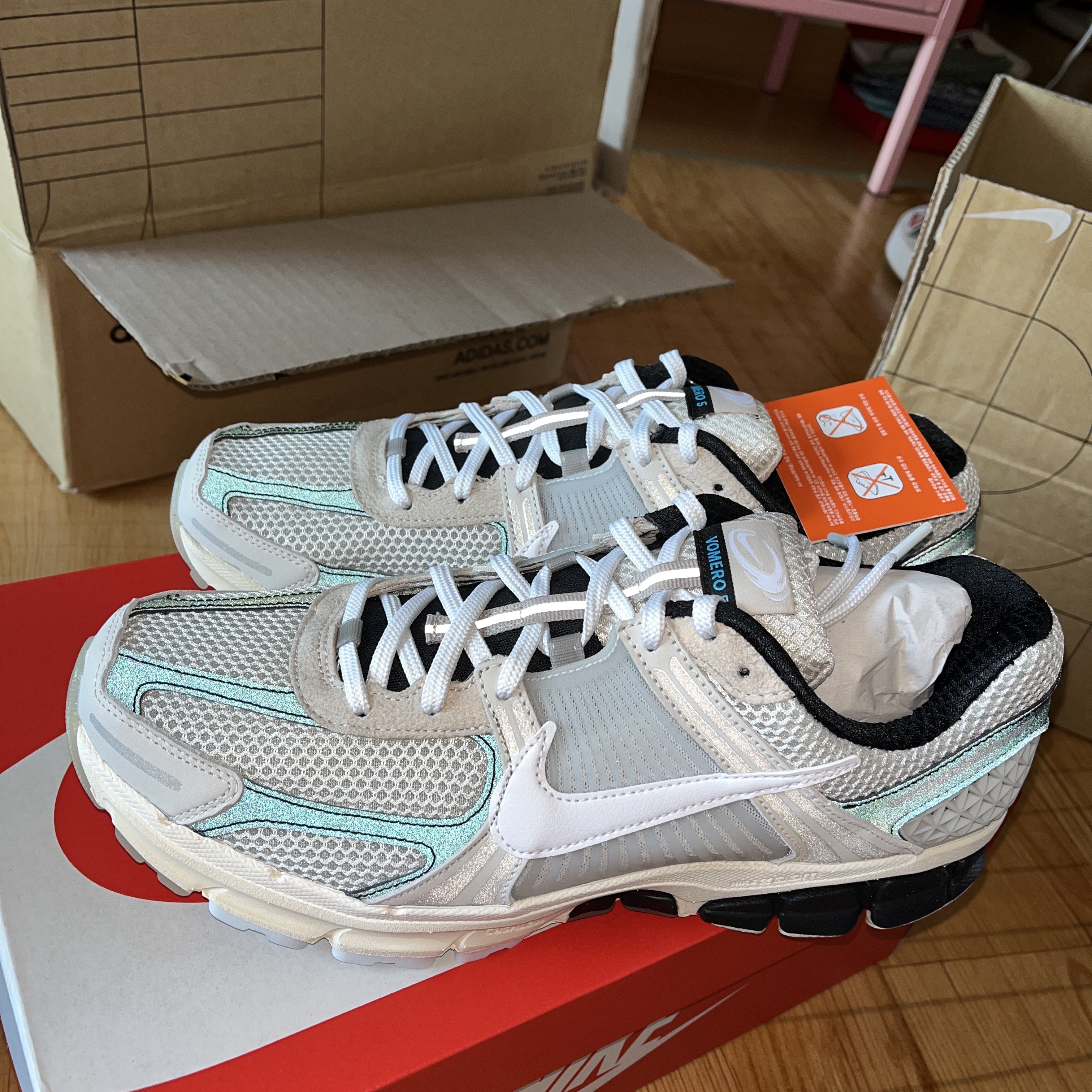 Nike Zoom Vomero 5 Light Bone and Black 착용 스타일 - 2
