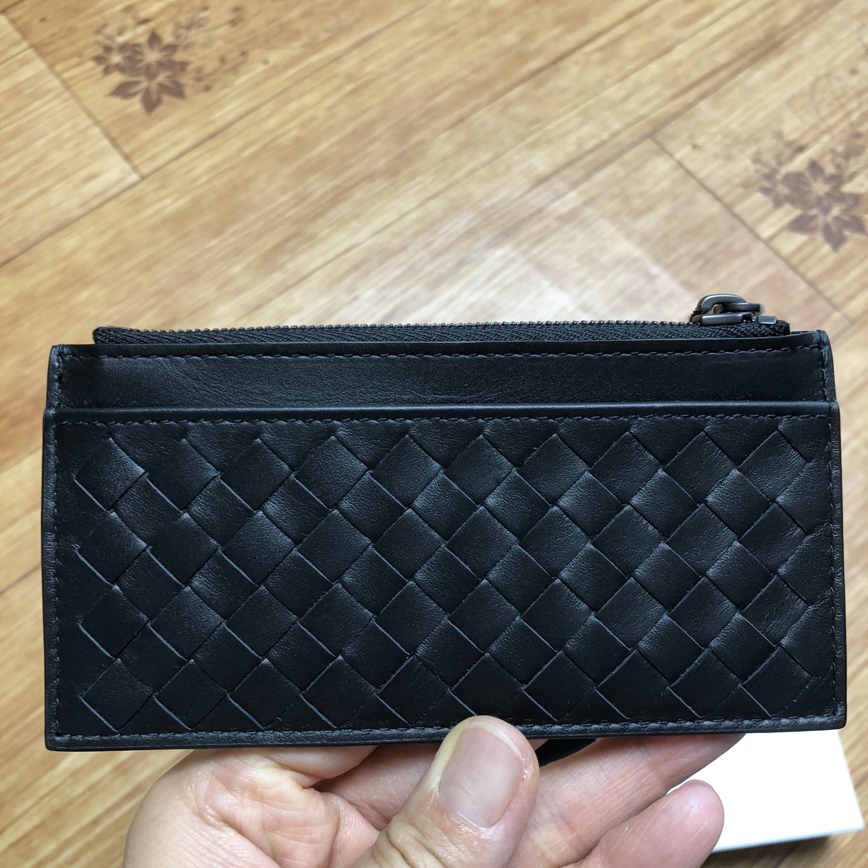 Bottega Veneta Zipped Card Case Black 착용 스타일