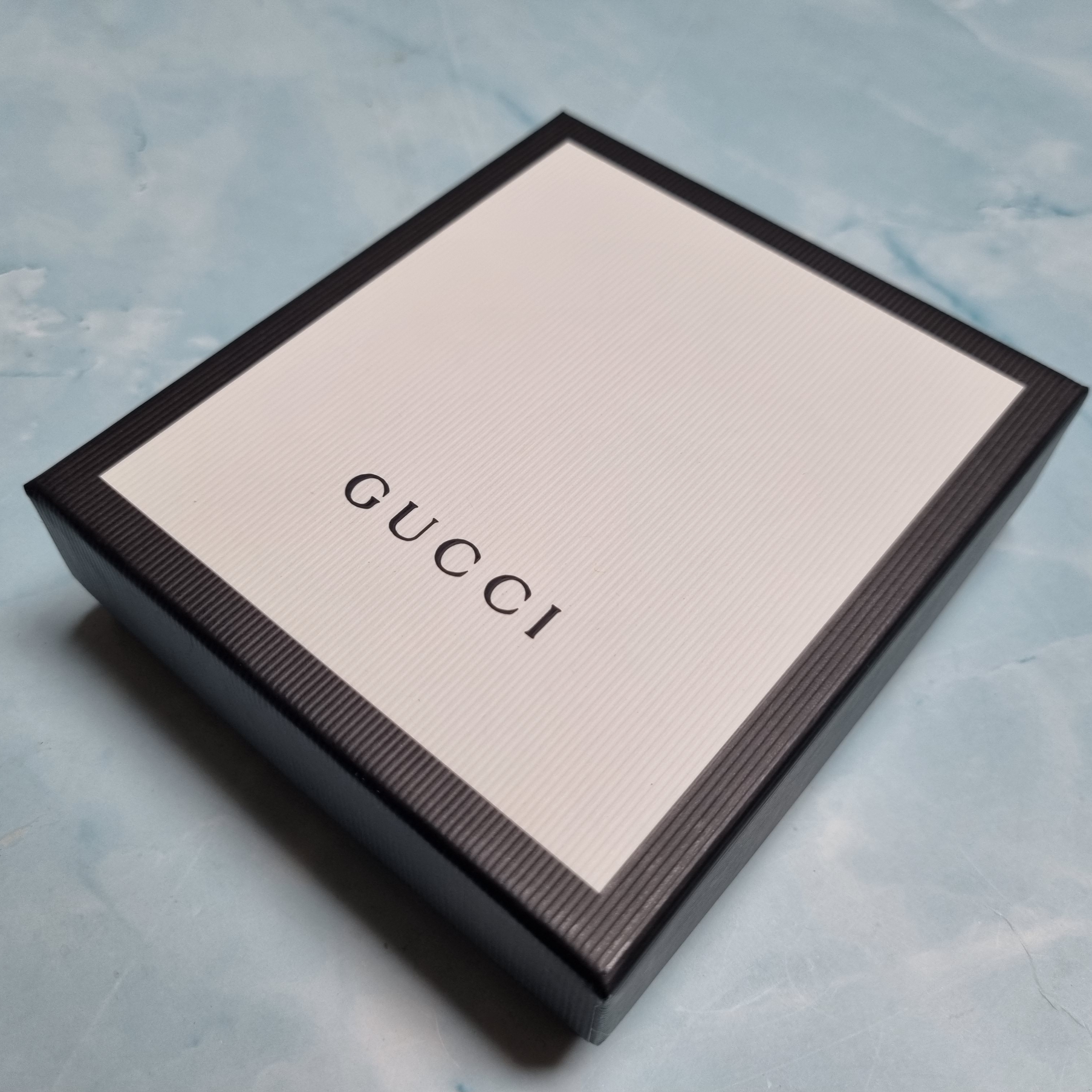 Gucci Micro GG Ssima Bi-Fold Wallet Black 착용 스타일 - 2