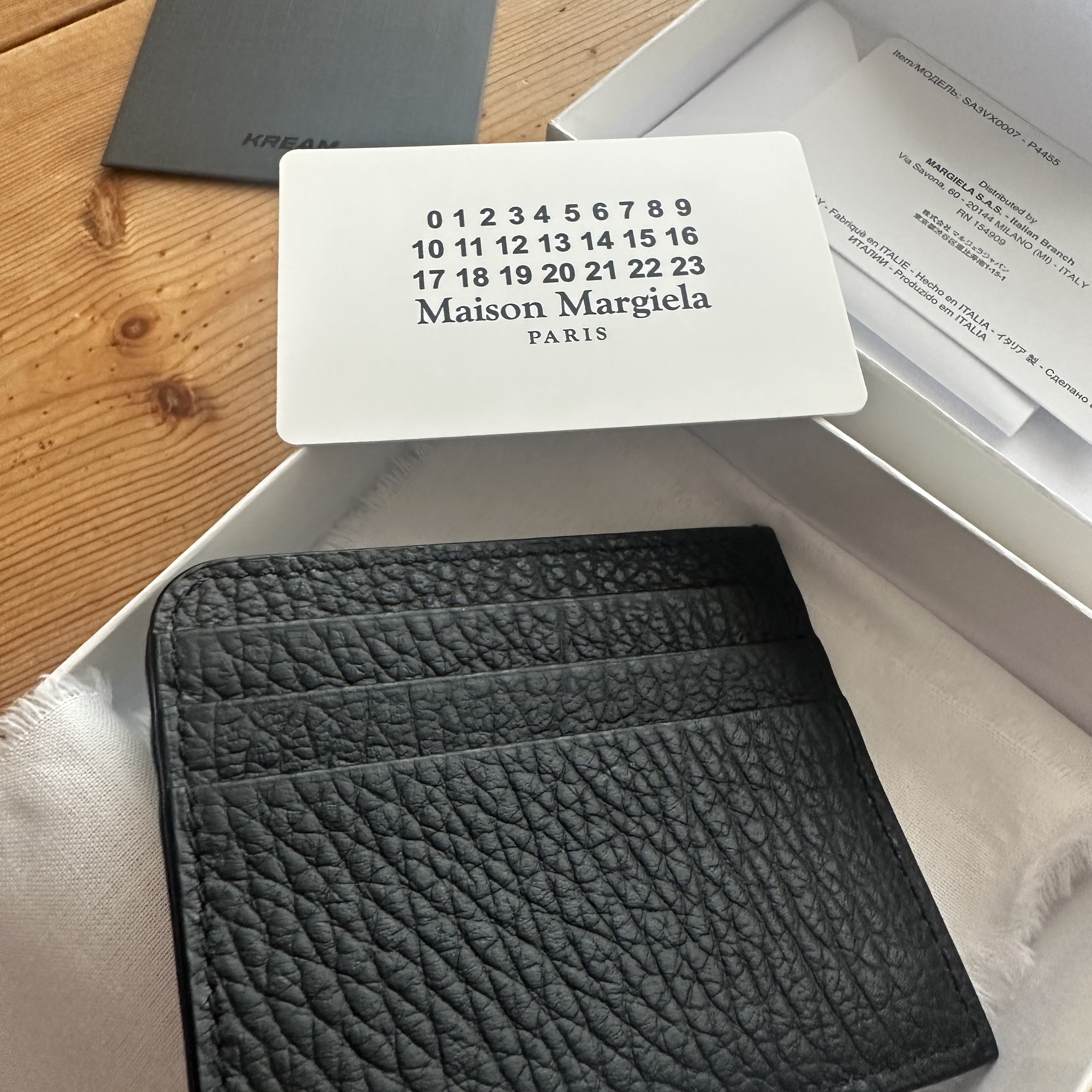 Maison Margiela Stitch Card Holder Black 착용 스타일 - 2