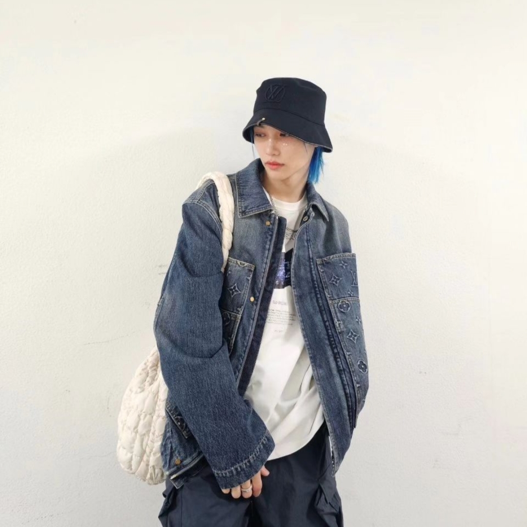 COS Quilted Messenger Bag Beige 착용 스타일 - 1