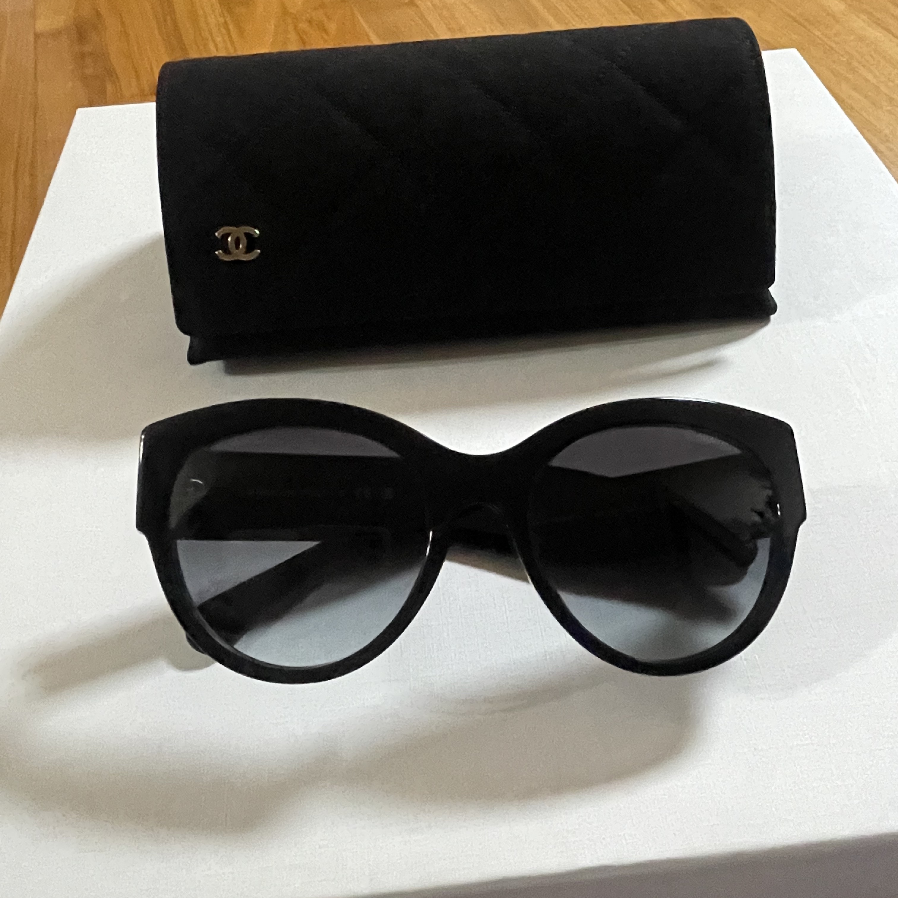 Chanel Butterfly Sunglasses Acetate & Black Gold Frame Grey Gradient Lenses Asian Fit 착용 스타일 - 2