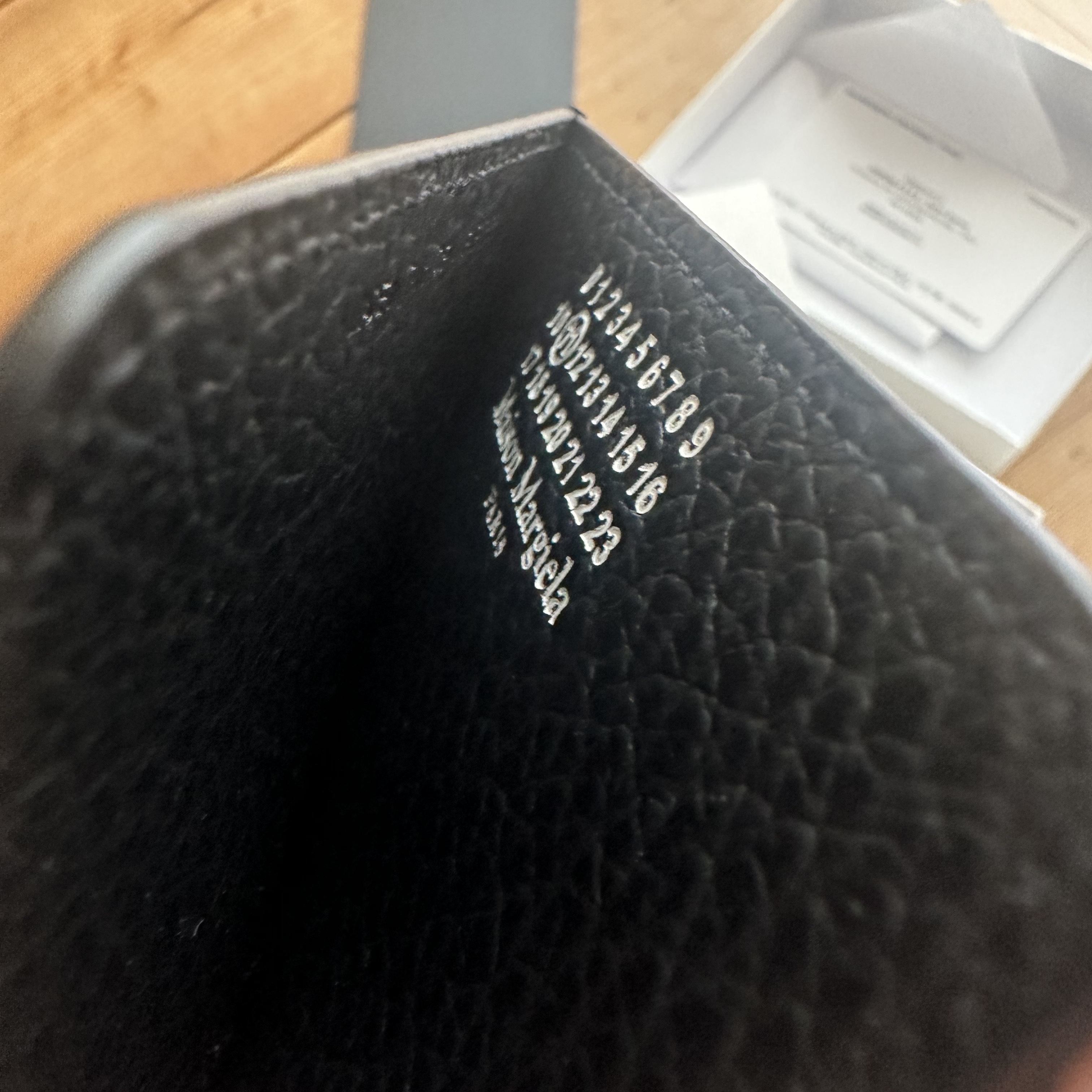 Maison Margiela Stitch Card Holder Black 착용 스타일 - 4