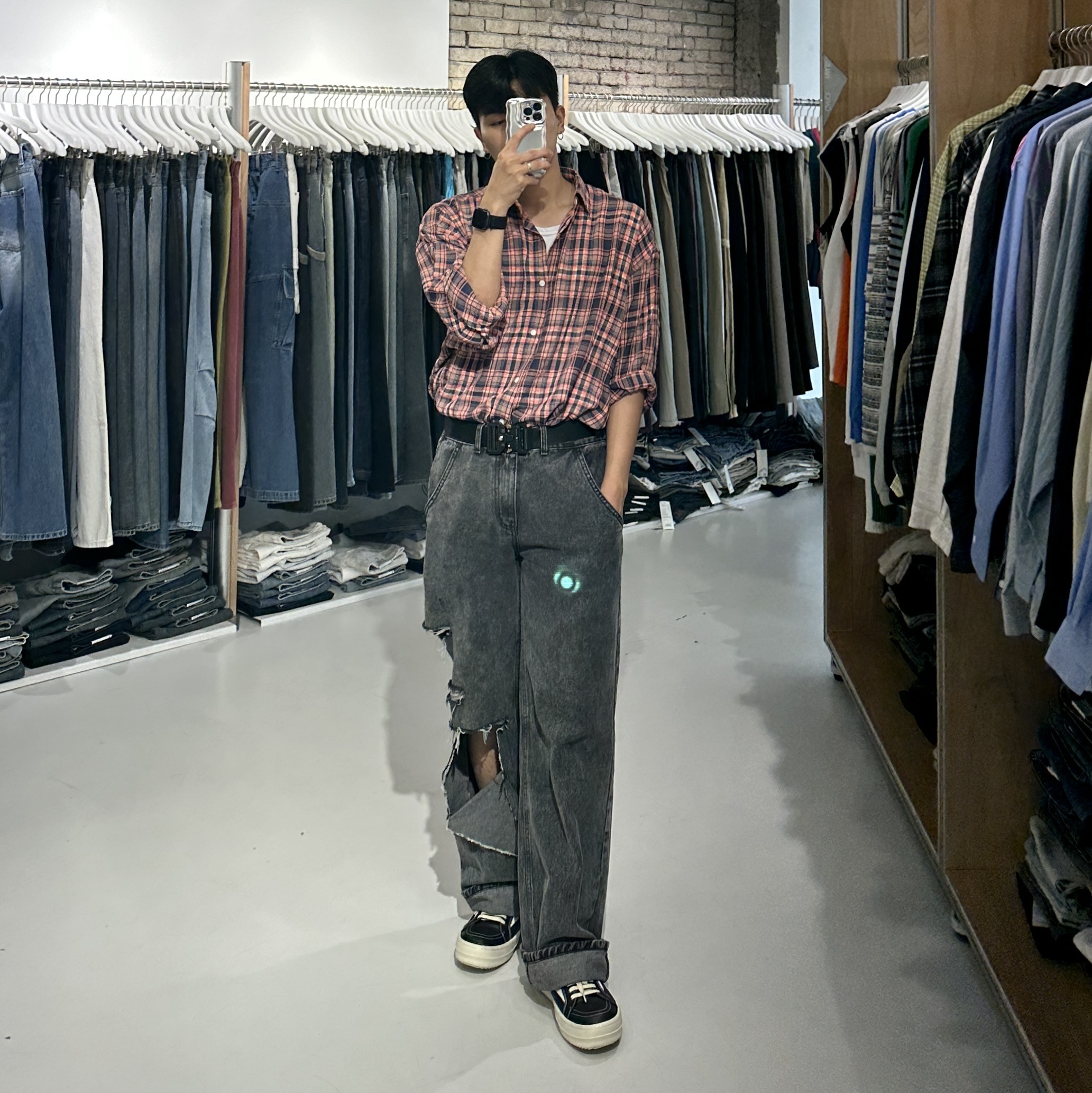 Rick Owens Vintage Sneakers Black 착용 스타일 - 1