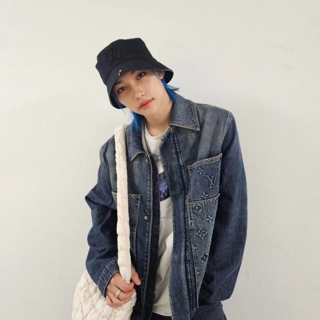 COS Quilted Messenger Bag Beige 착용 스타일 - 3
