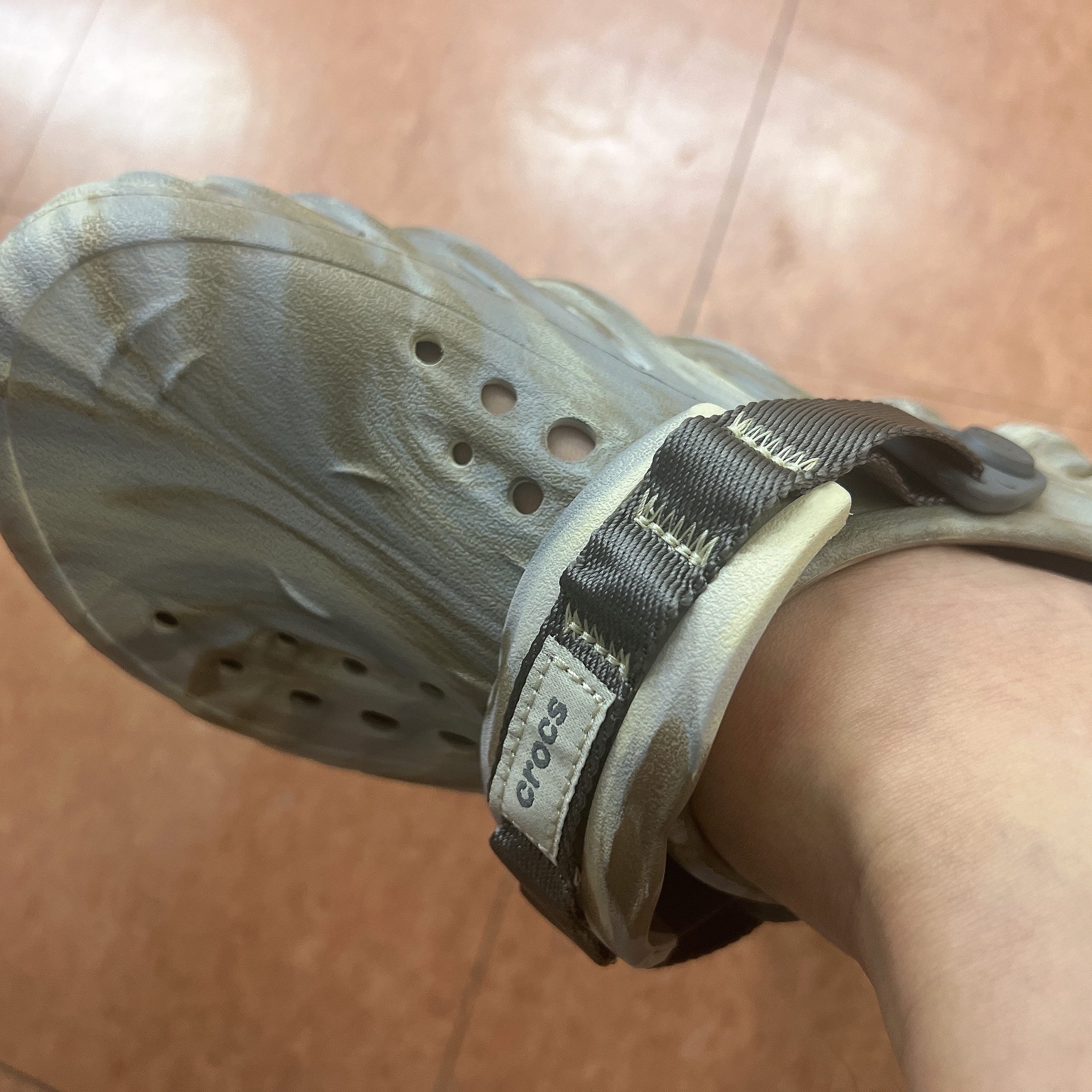 Crocs Echo Marbled Clog Bone Multi 착용 스타일