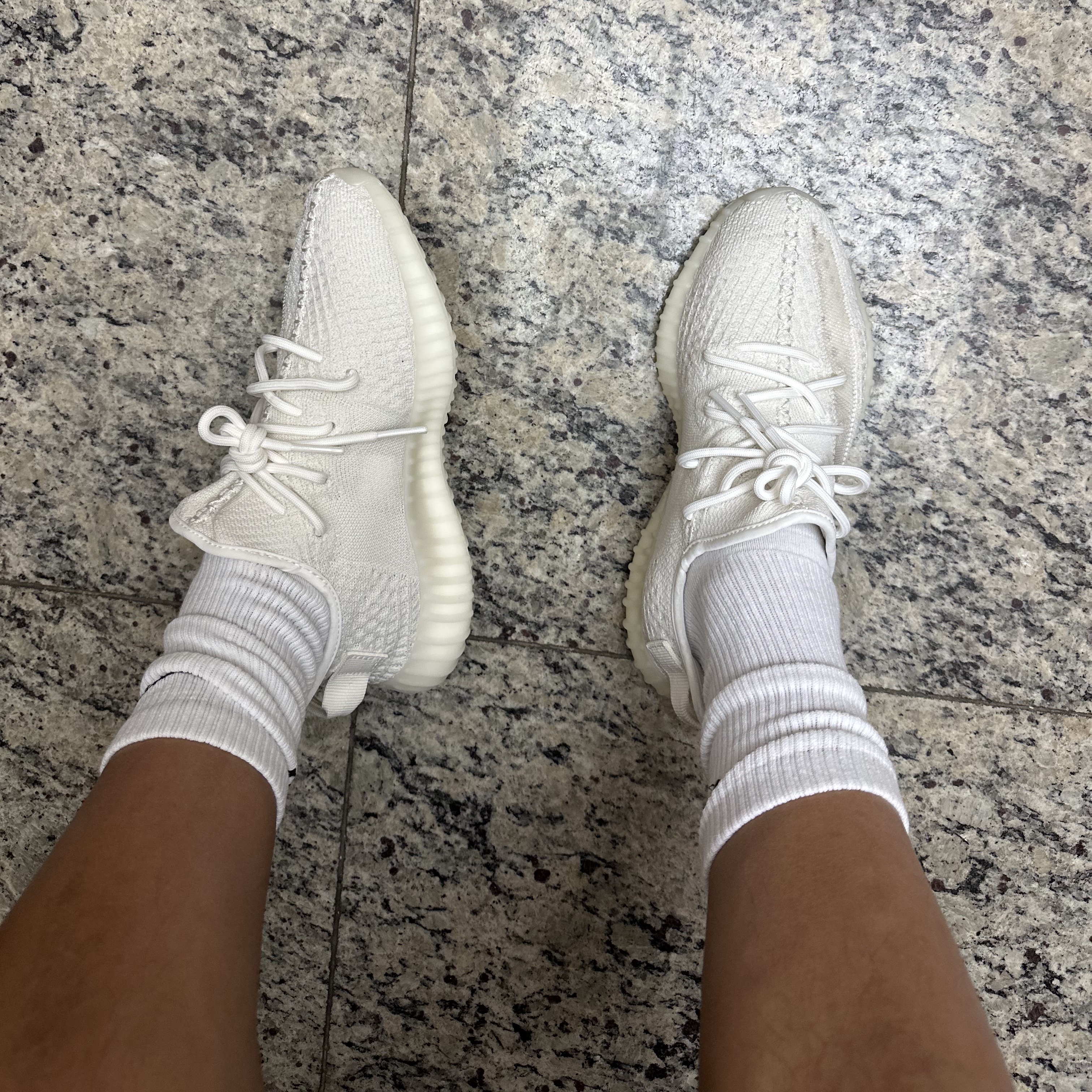 Adidas Yeezy Boost 350 V2 Bone 착용 스타일