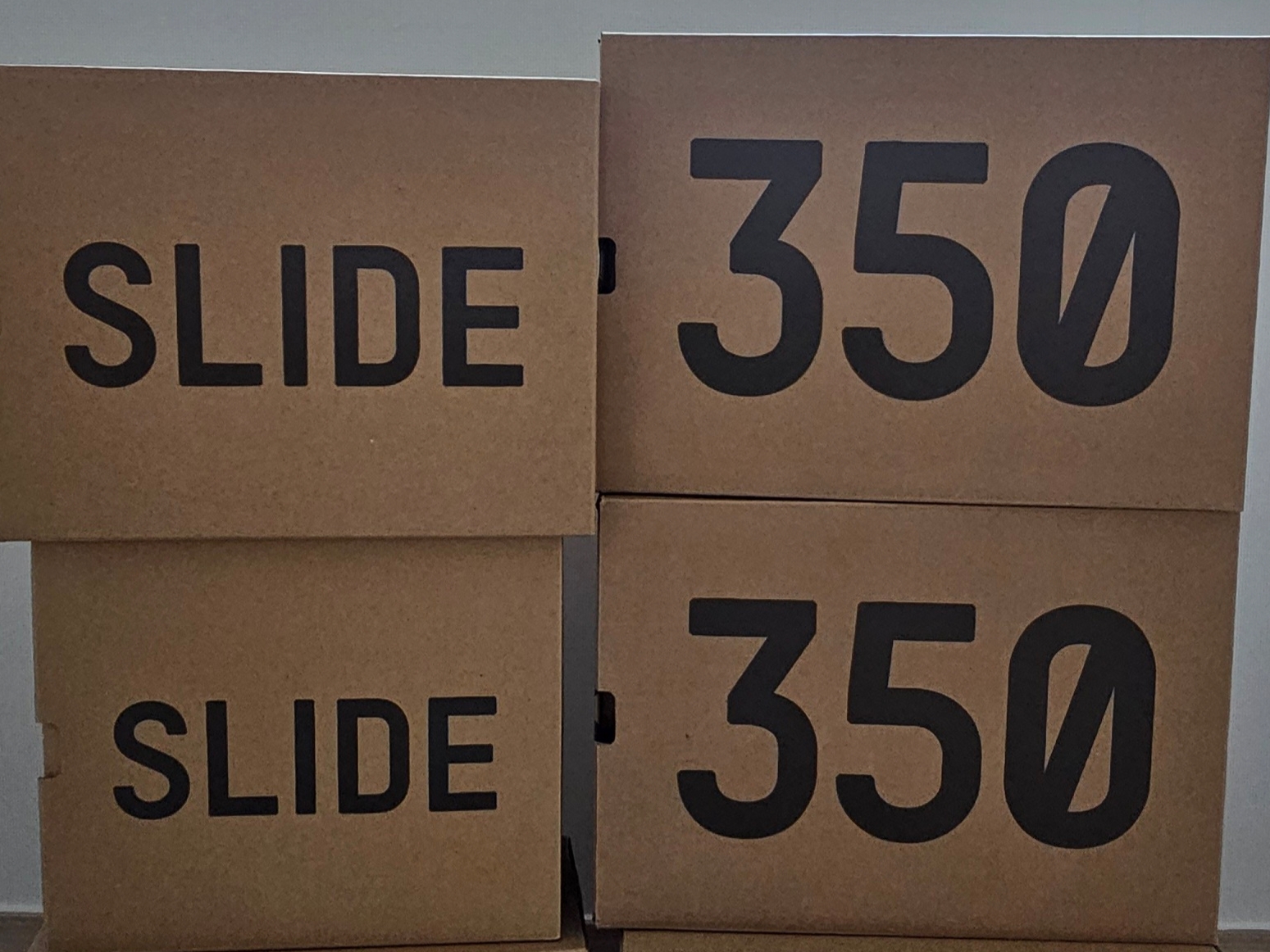 Adidas Yeezy Slide Azure 착용 스타일