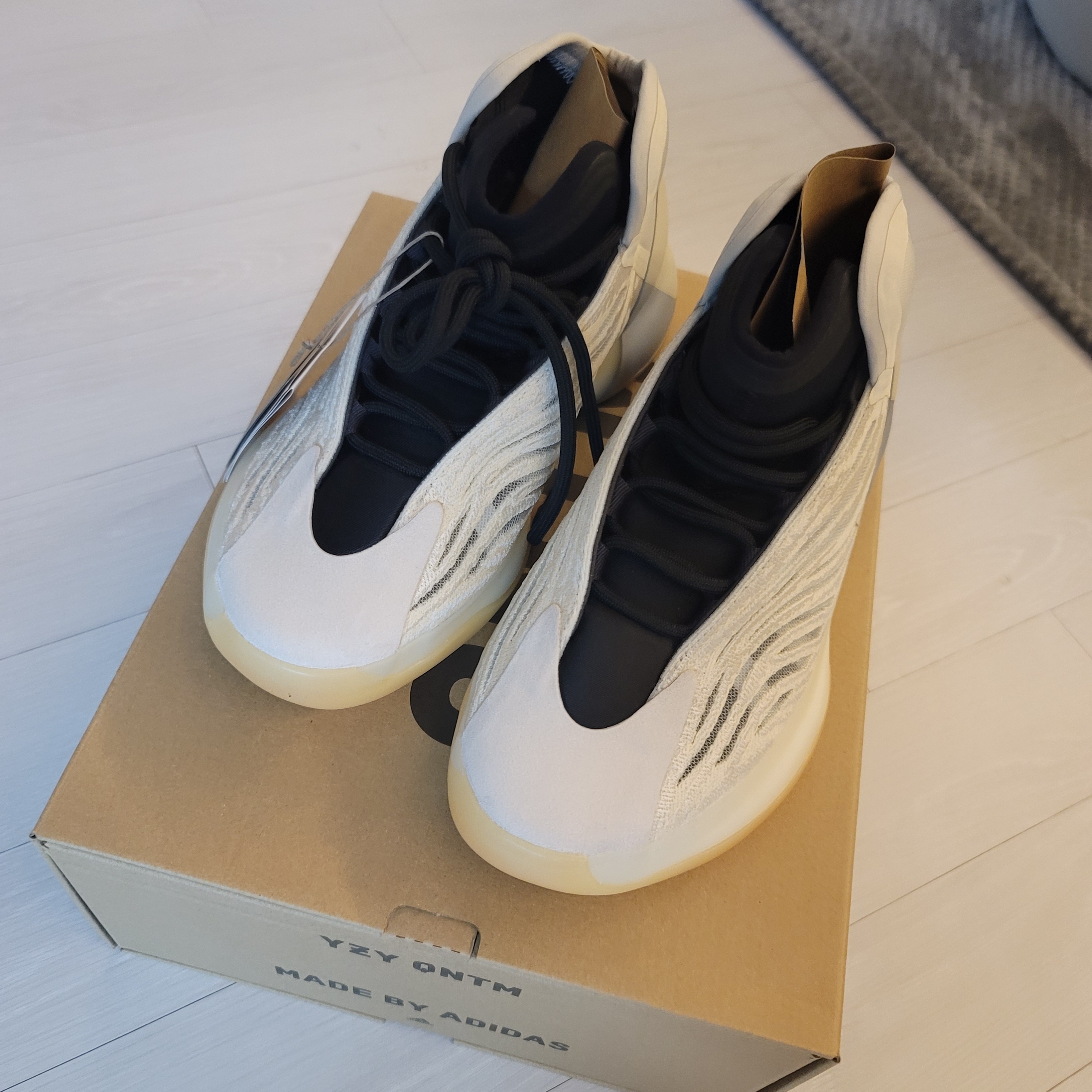 Adidas Yeezy QNTM Mist Slate 착용 스타일 - 3