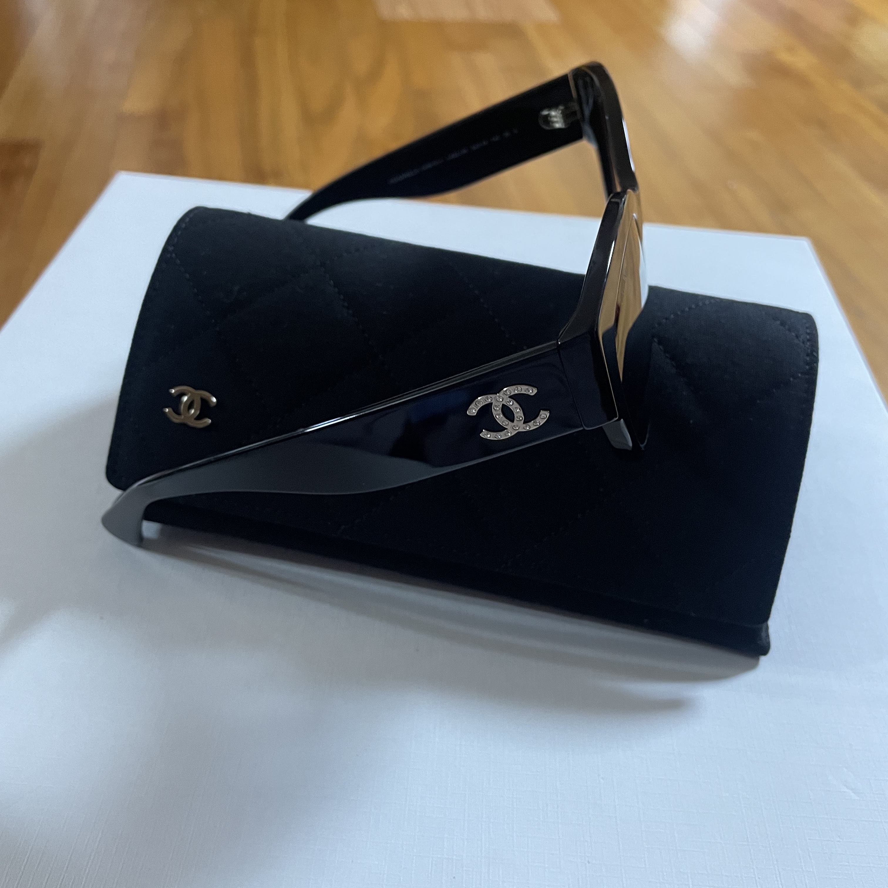 Chanel Butterfly Sunglasses Acetate & Black Gold Frame Grey Gradient Lenses Asian Fit 착용 스타일 - 3