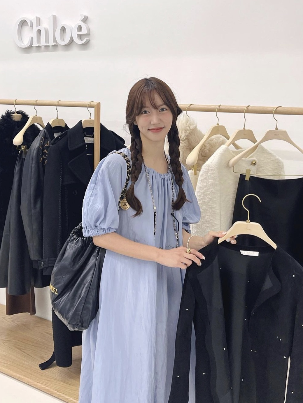 Chanel 22 Small Handbag Shiny Calfskin & Gold Black 착용 스타일
