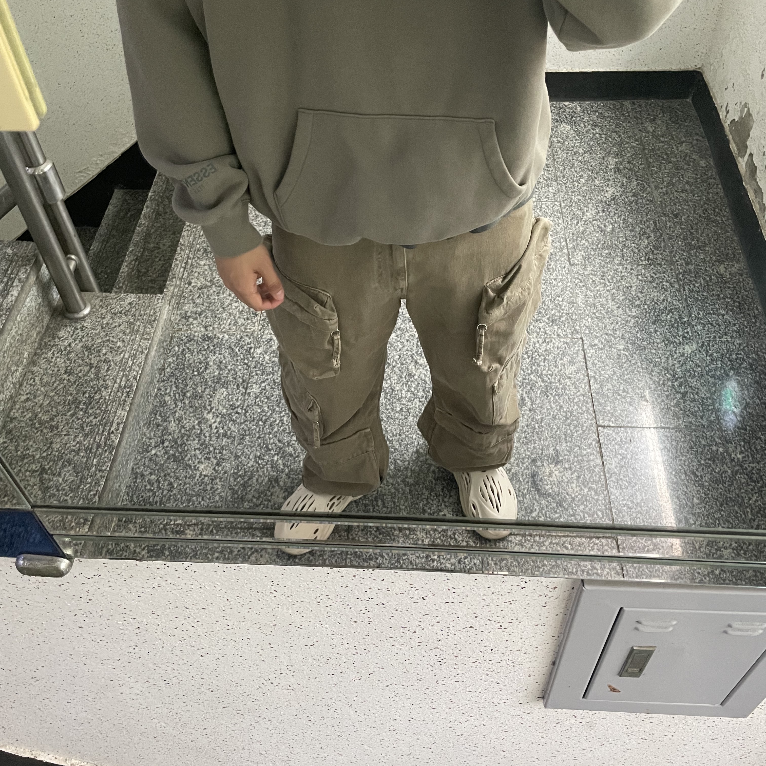 Zara Utility Cargo Jeans Dark Sand 착용 스타일
