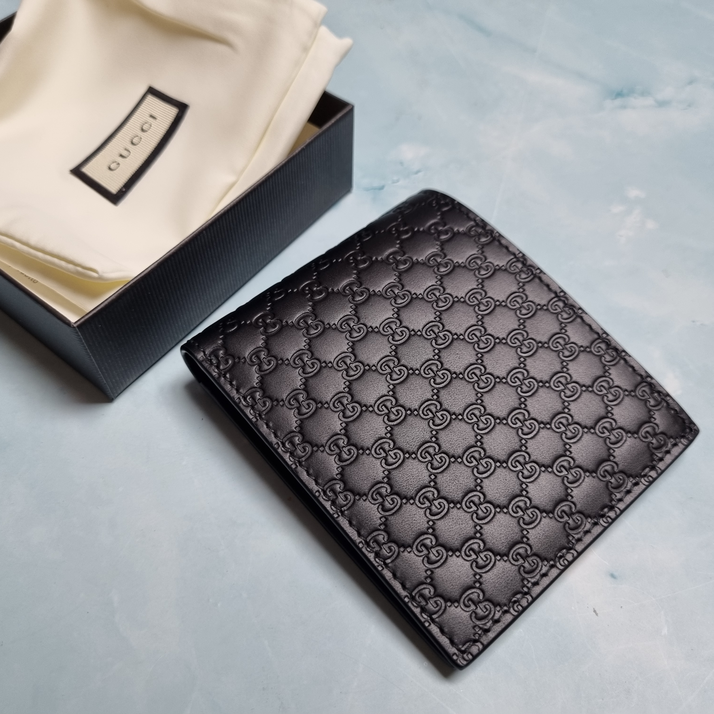 Gucci Micro GG Ssima Bi-Fold Wallet Black 착용 스타일 - 1