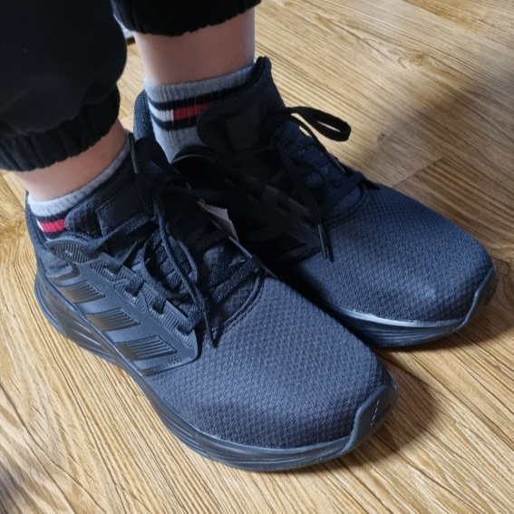 Adidas Galaxy 6 Triple Black 착용 스타일 - 2