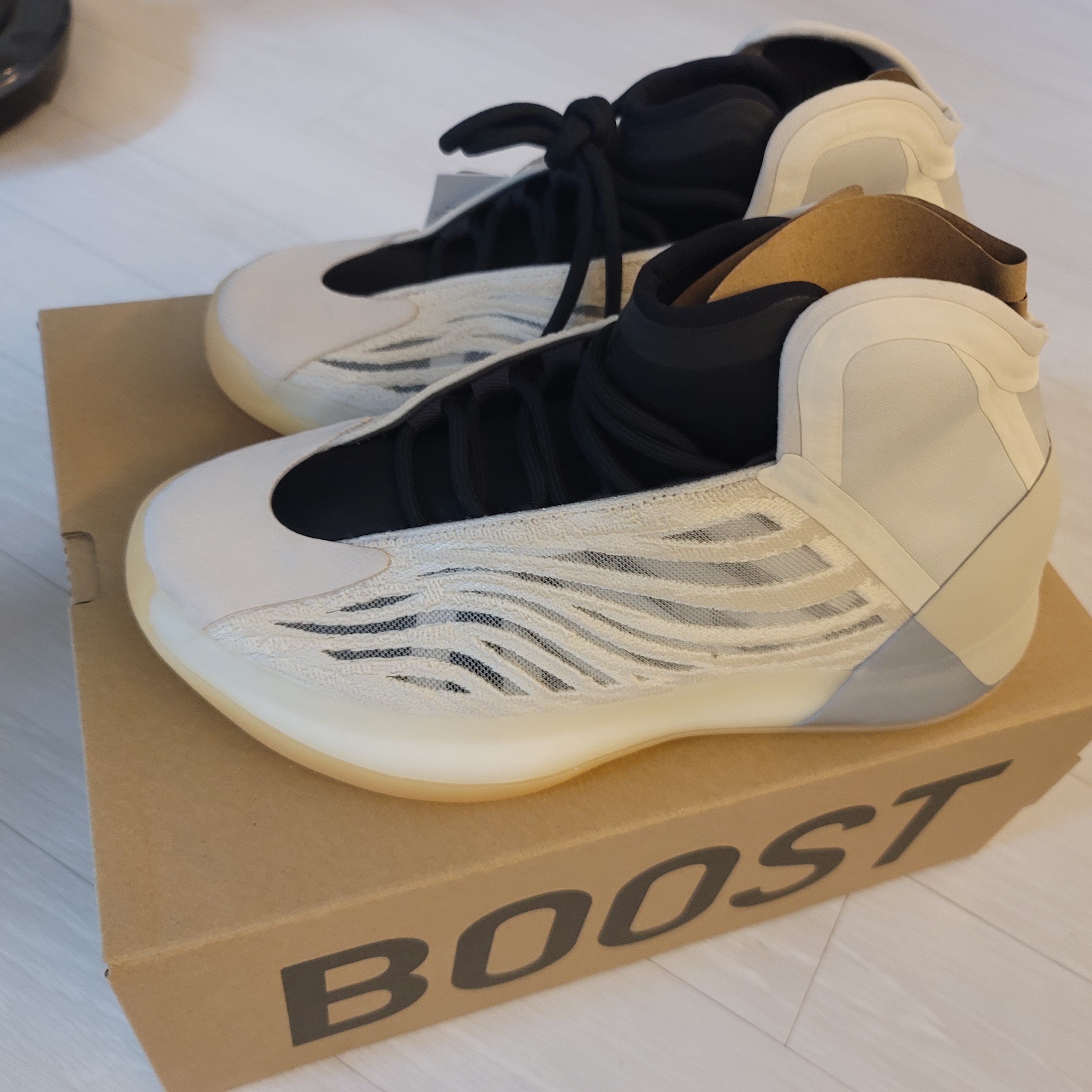 Adidas Yeezy QNTM Mist Slate 착용 스타일 - 1