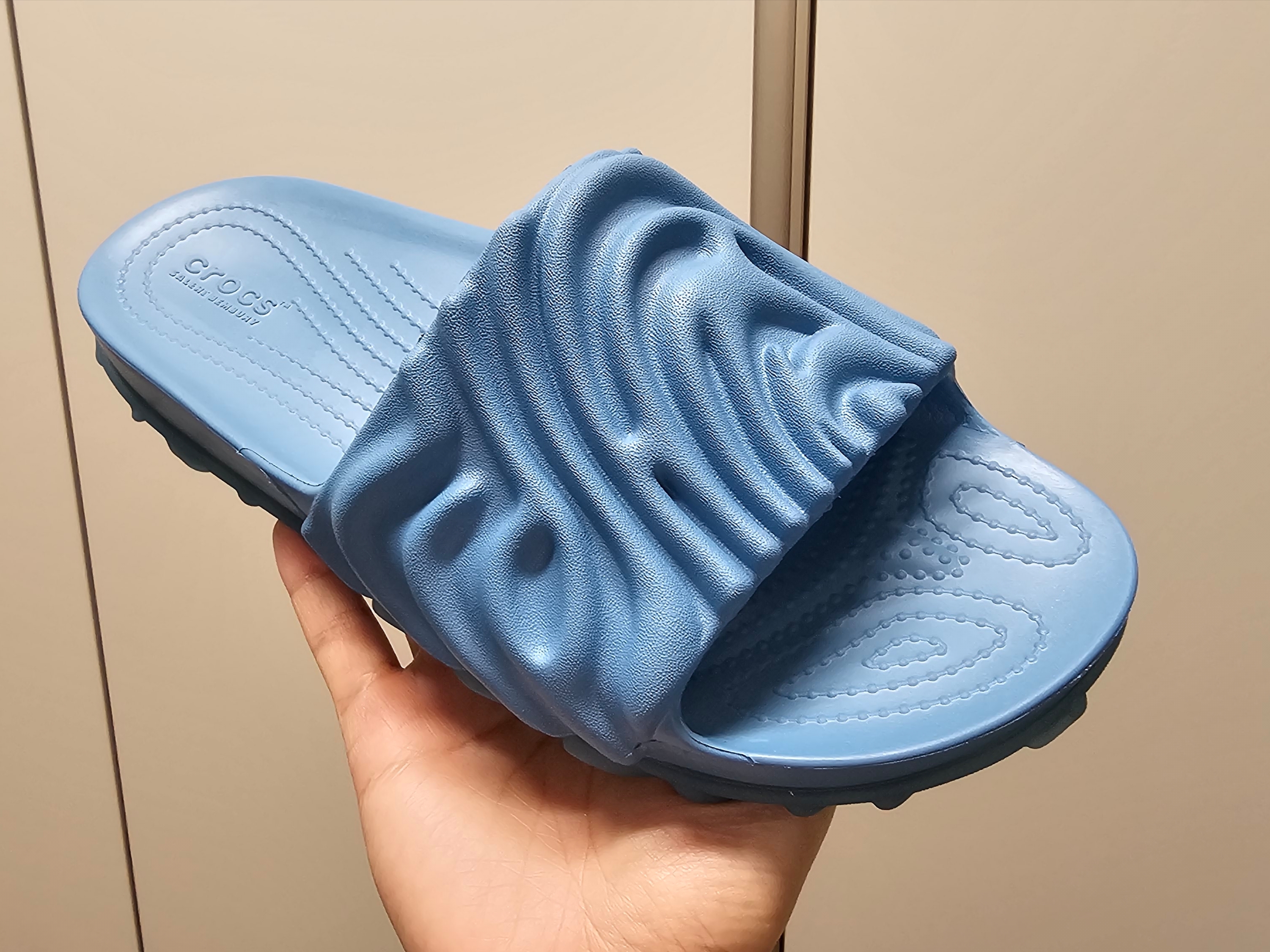 Crocs x Salehe Bembury Pollex Slide Tashmoo 착용 스타일