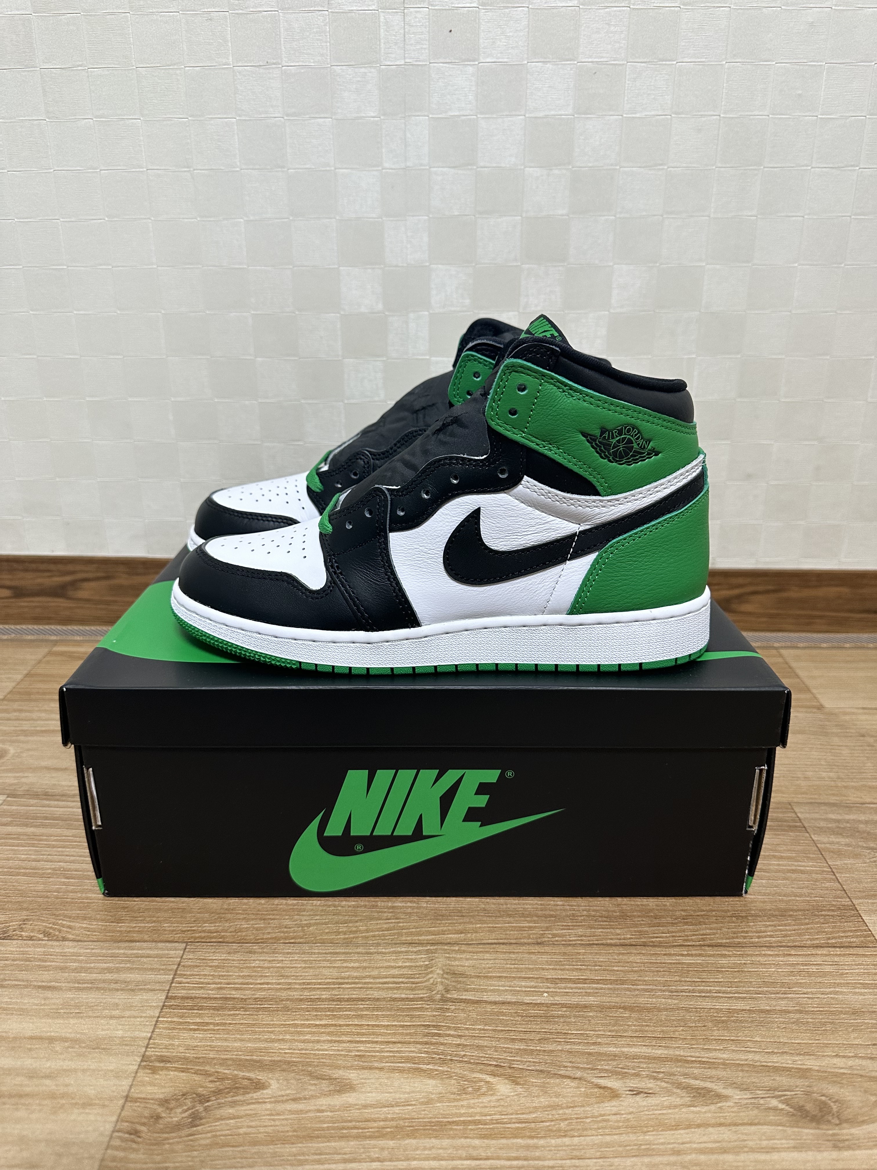 (GS) Jordan 1 Retro High OG Black and Lucky Green 착용 스타일