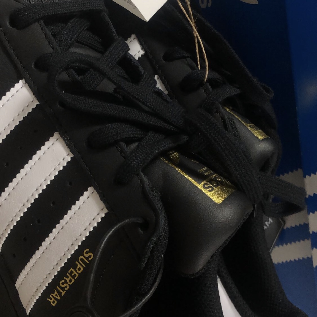 (J) Adidas Superstar Black White 착용 스타일