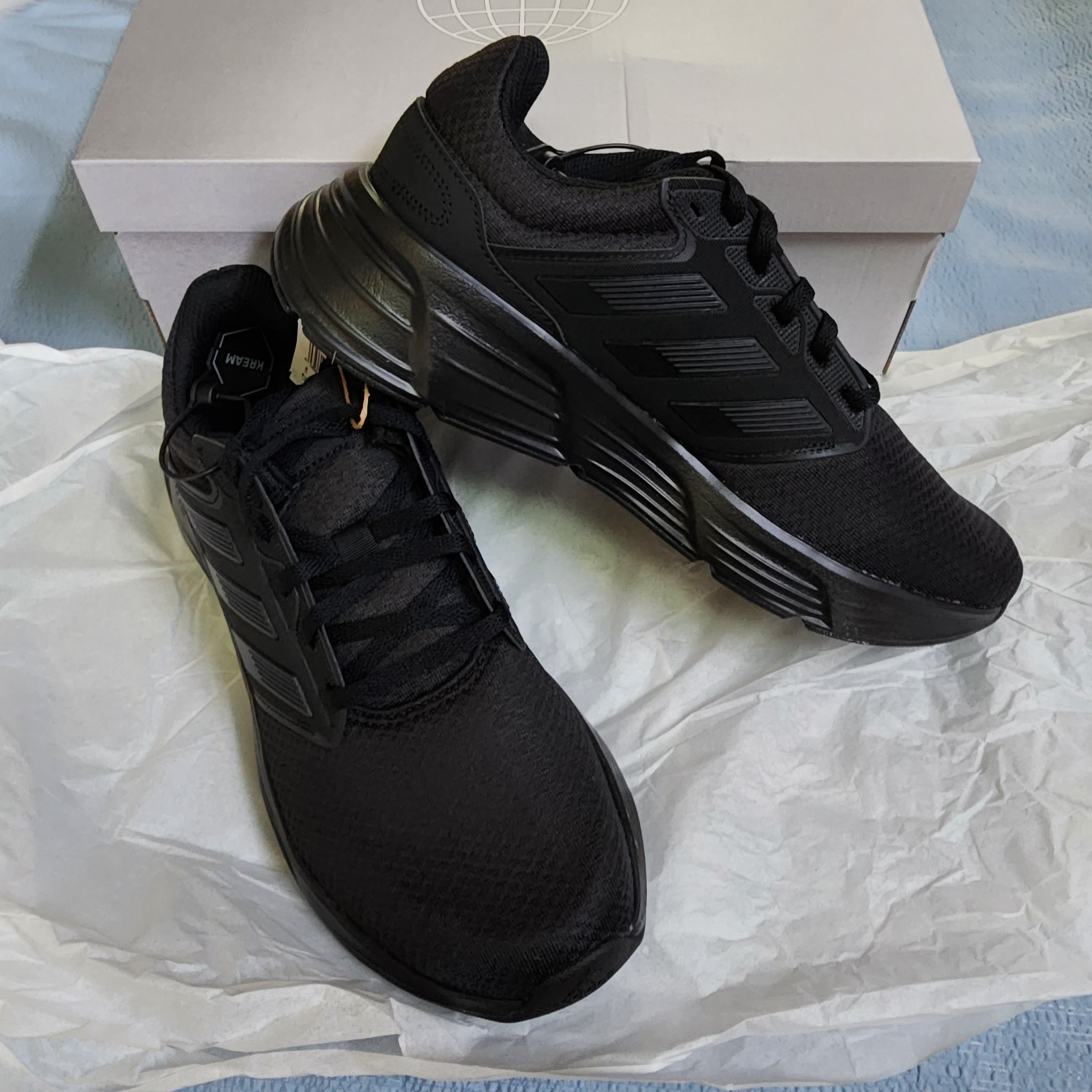 Adidas Galaxy 6 Triple Black 착용 스타일 - 1