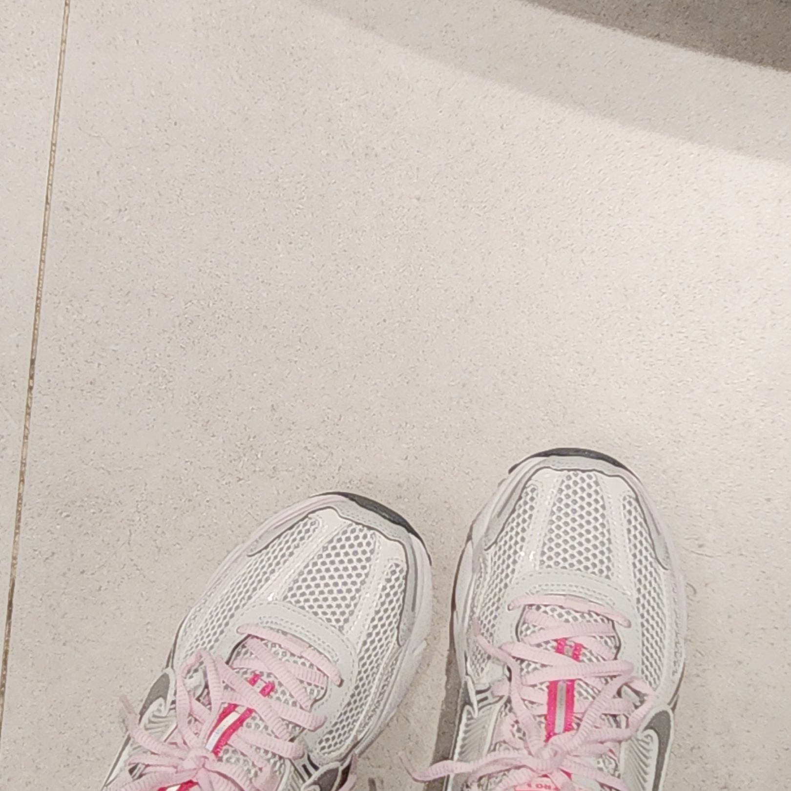 (W) Nike Zoom Vomero 5 Photon Dust Metallic Silver 착용 스타일