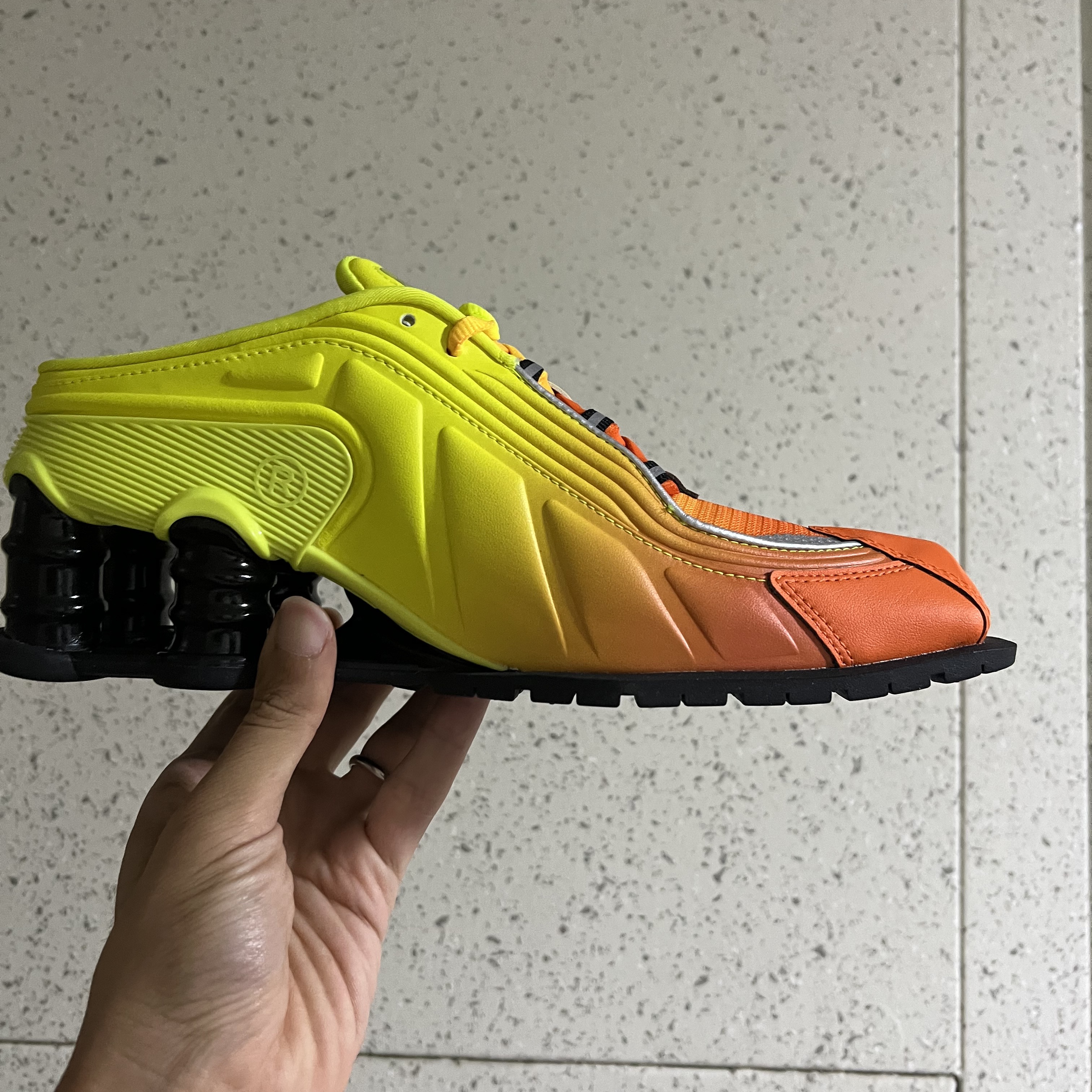 Nike x Martine Rose Shox MR4 Safety Orange 착용 스타일 - 3