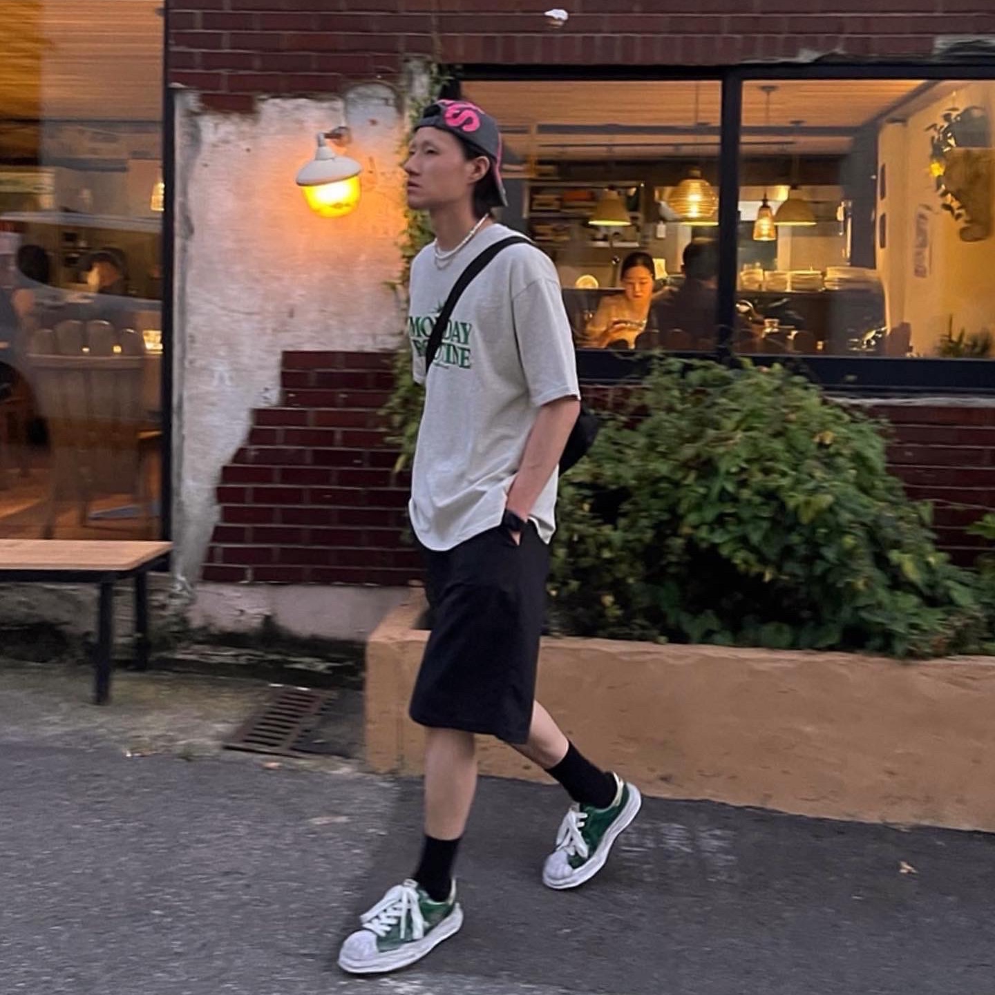 Maison Mihara Yasuhiro Blakey OG Sole Brushed Patent Low-top Sneakers Green, Maison Margiela Glam Slam Leather Shoulder Bag Black 착용 스타일 - 2