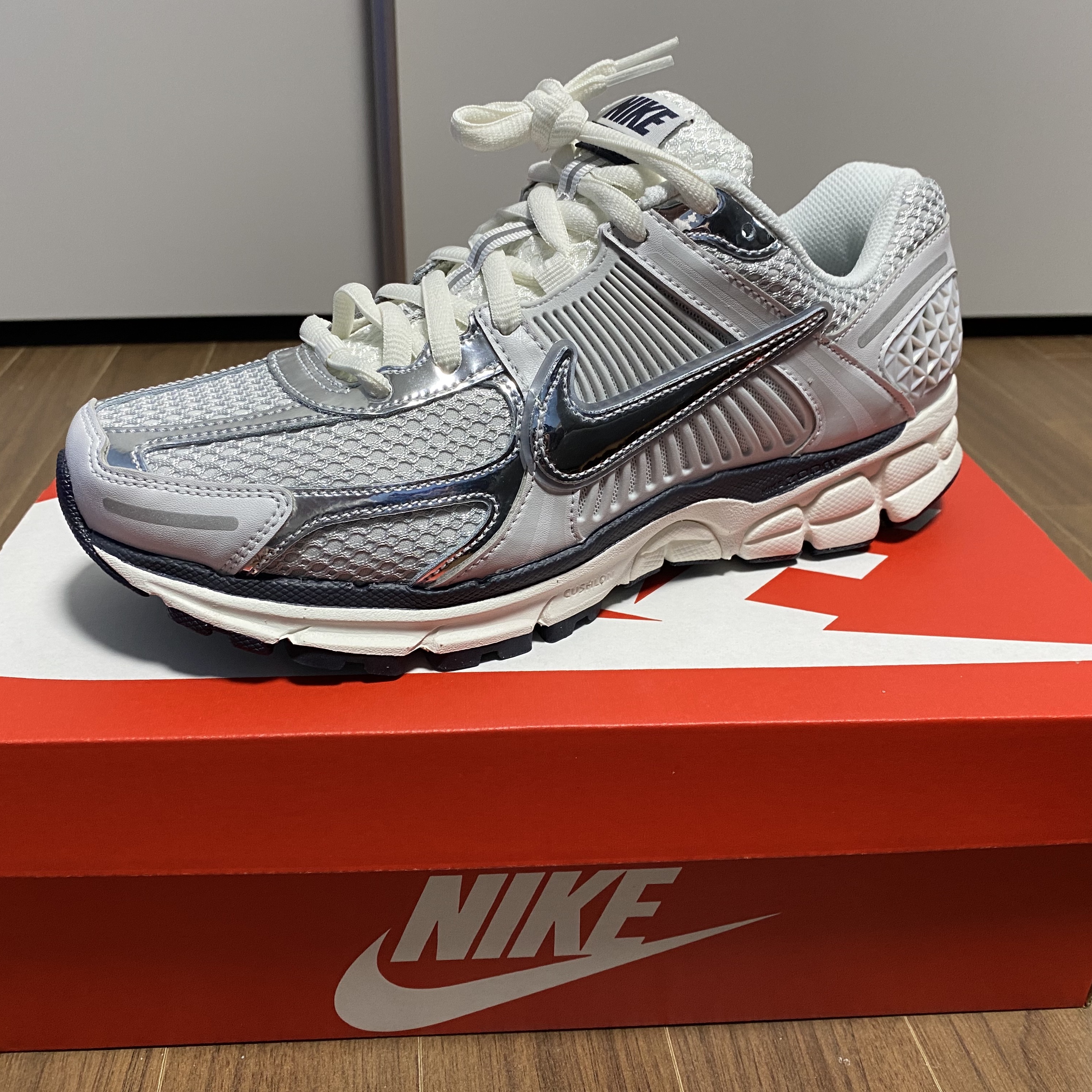 (W) Nike Zoom Vomero 5 Photon Dust and Metallic Silver 착용 스타일