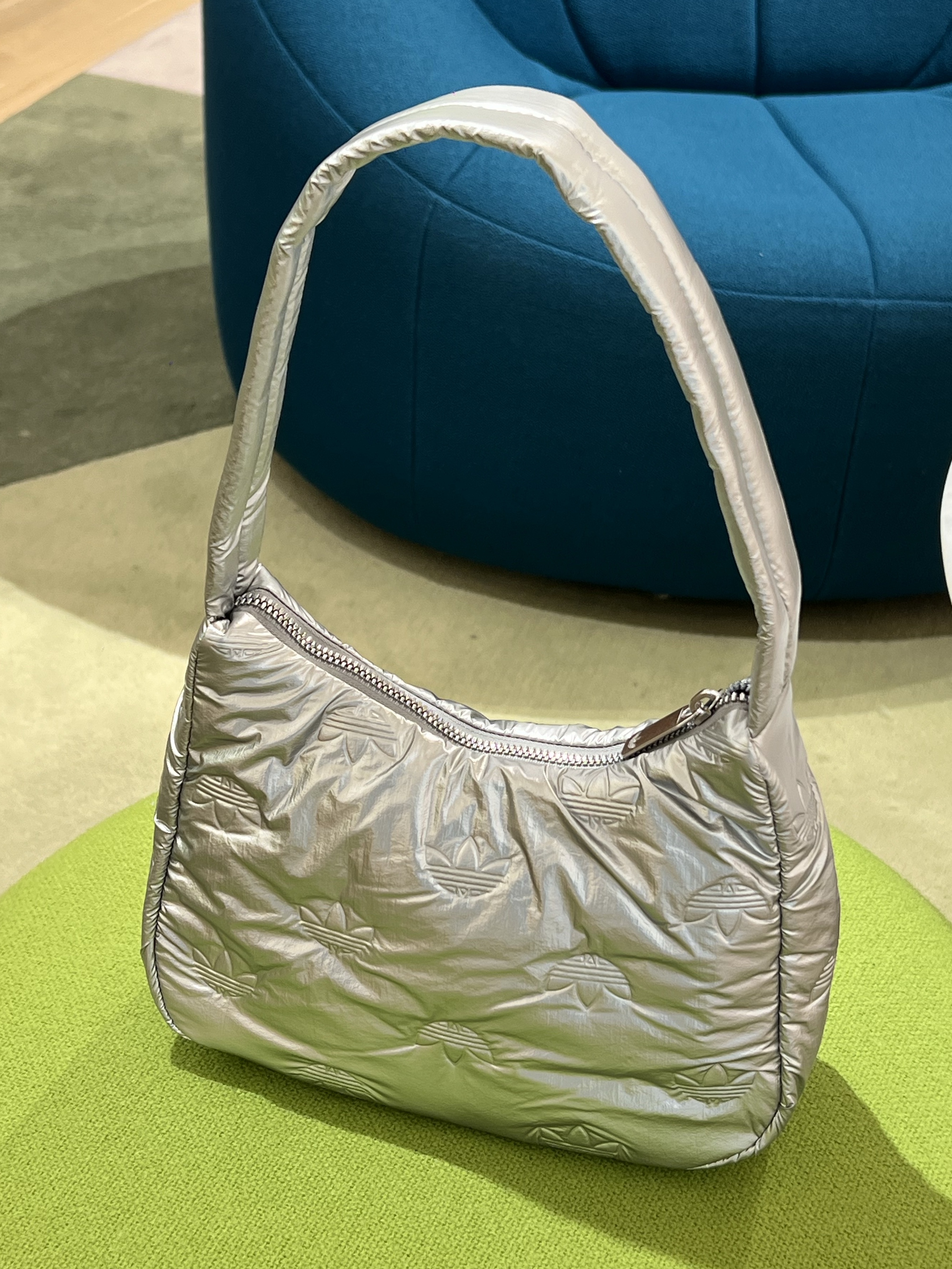 Adidas Puffy Satin Mini Shoulder Bag Silver Metallic 착용 스타일 - 2