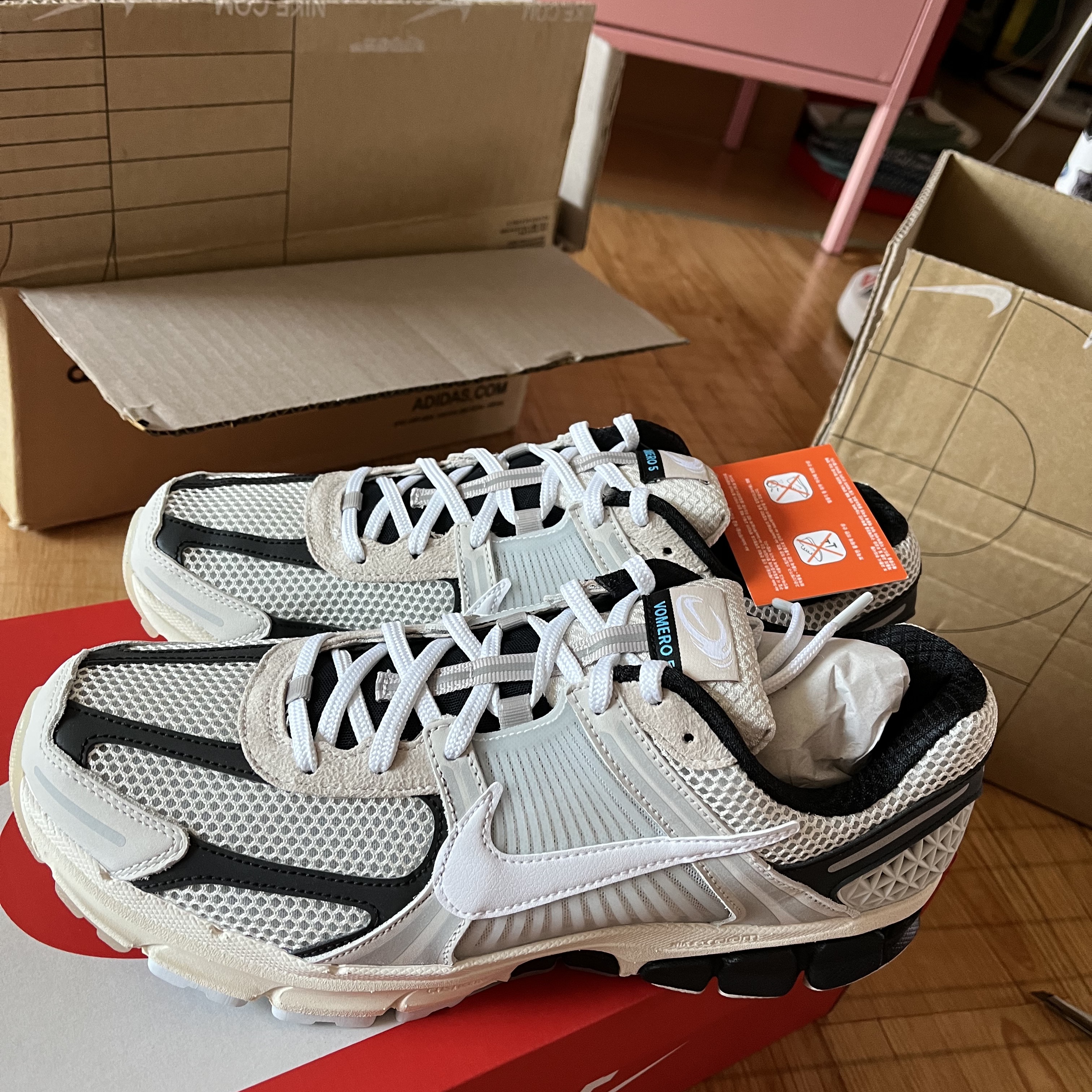 Nike Zoom Vomero 5 Light Bone and Black 착용 스타일 - 1